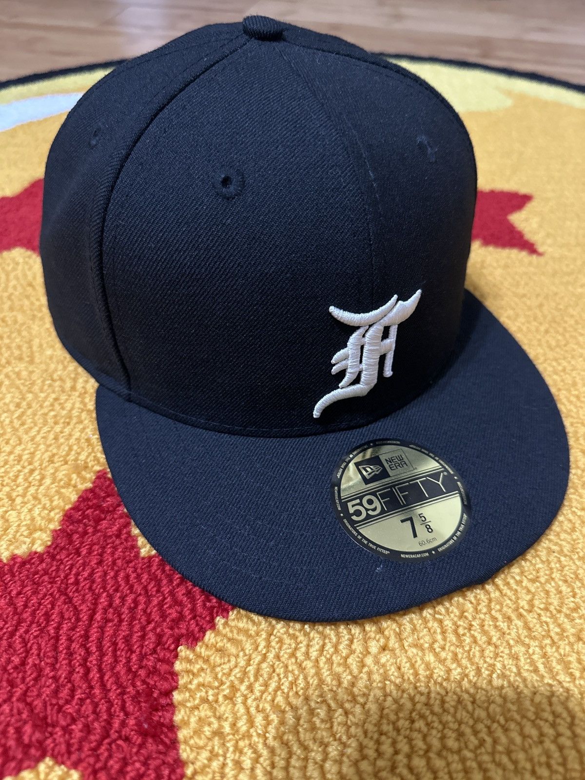 Casquette New Era 59Fifty Limited Fear Of God – Orange/Blanc, Taille 7 3/8, Neuve
