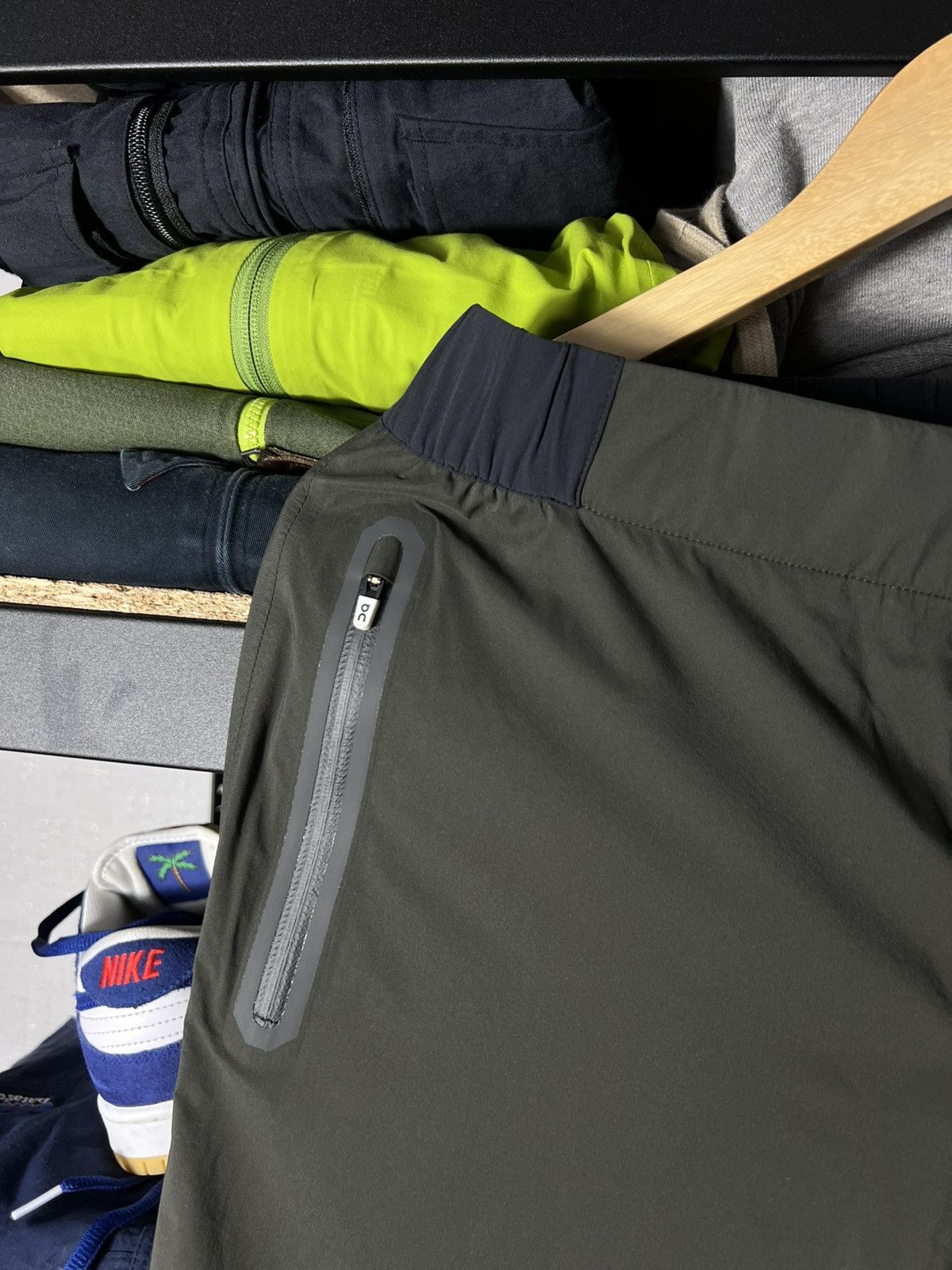 On 🔥 On Clound Women’s Waterproof Pants Olive/Brown Size S Size 27" / US 4 / IT 40 - 8 Thumbnail