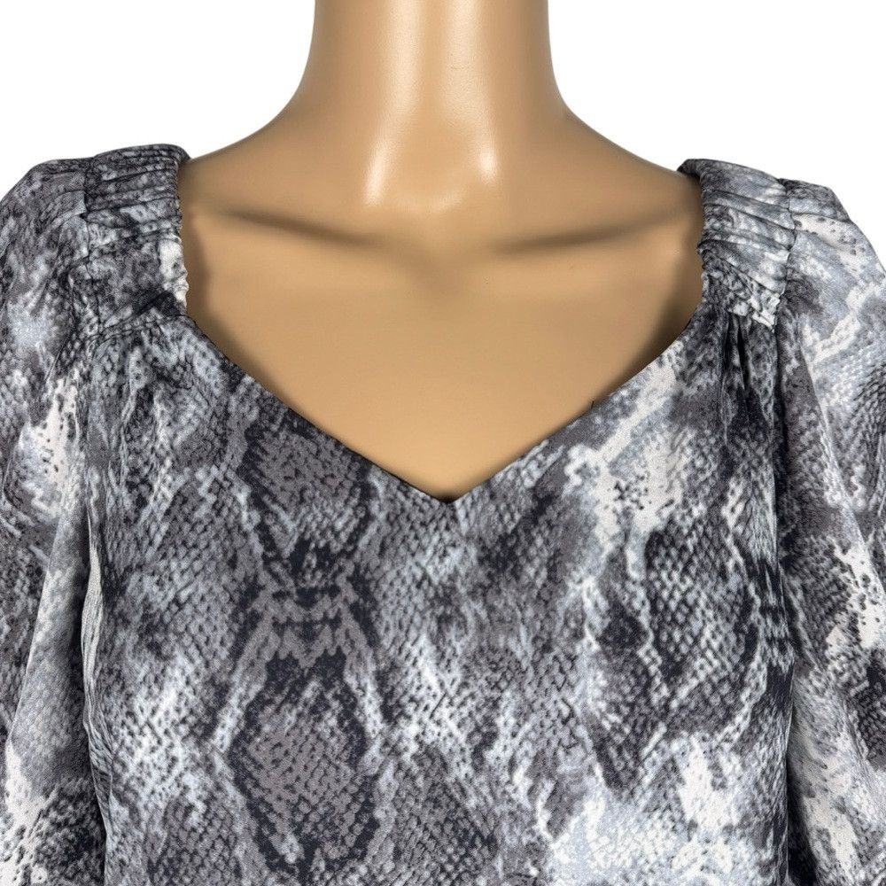 Vince Camuto NWT New $79 Vince Camuto Snake Print V-neck 3/4 Sleeve Blou Size XS / US 0-2 / IT 36-38 - 3 Thumbnail