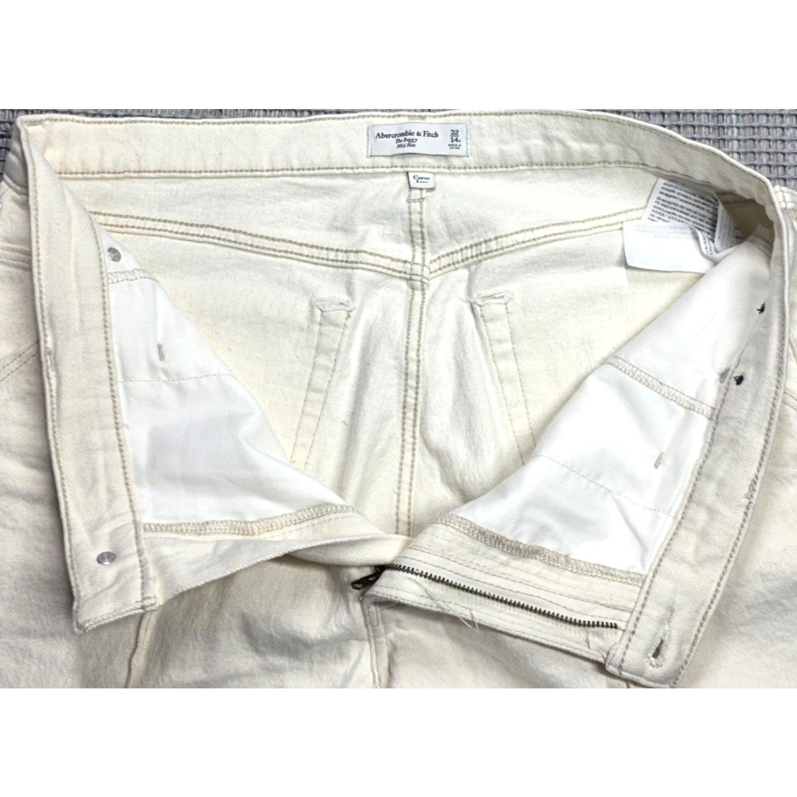 Abercrombie & Fitch Abercrombie&Fitch Jeans Womens 36 Inseam Ivory Baggy 14 Short Rise 30.5in 36x30.5 Denim 5-Pocket Regular Curve Love Low Rise Baggy Jean Womens Size 36" / US 14 / IT 50 - 7 Thumbnail