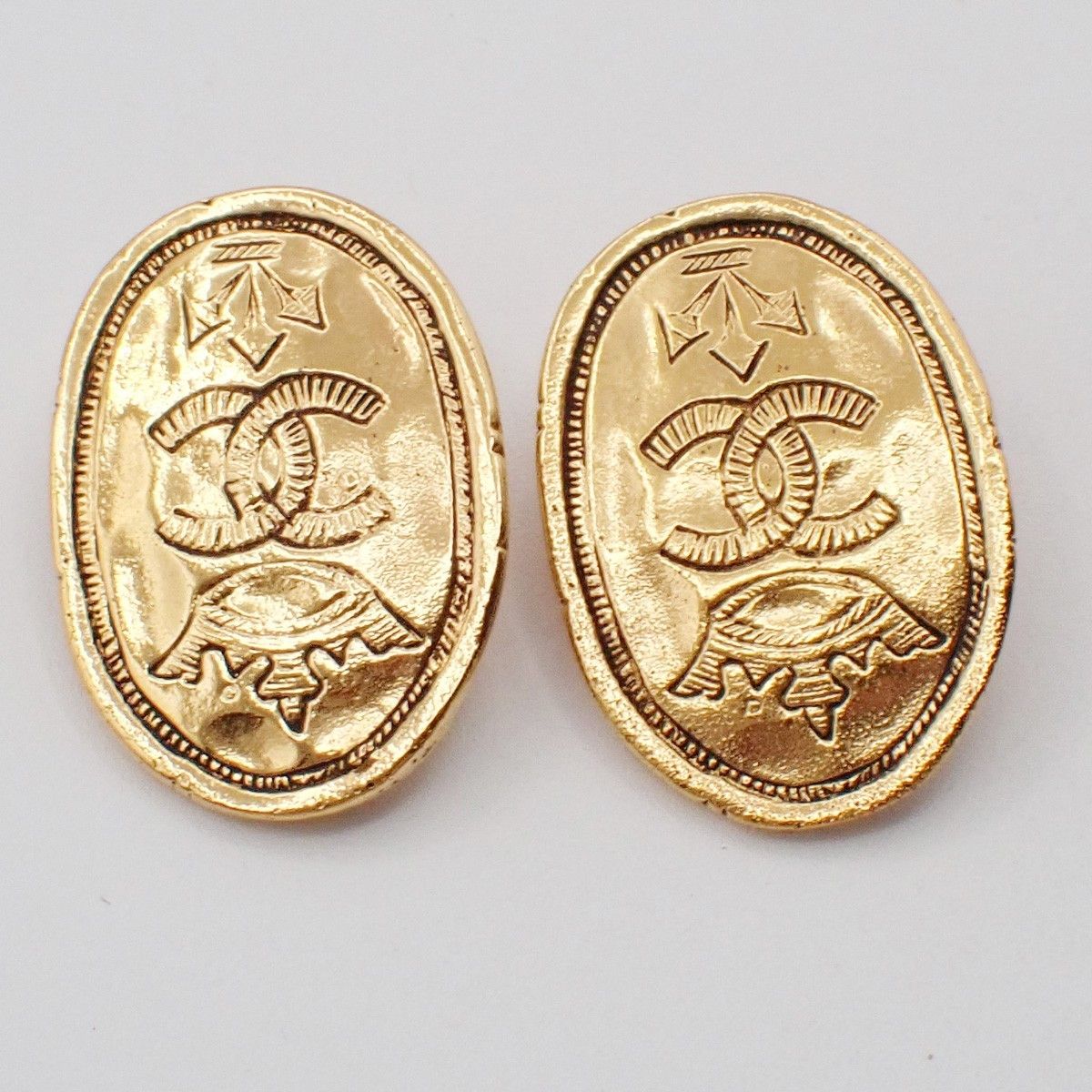 Chanel Chanel Vintage CC Crown Oval Plate Clip-On Earrings Metal Size ONE SIZE - 1 Thumbnail