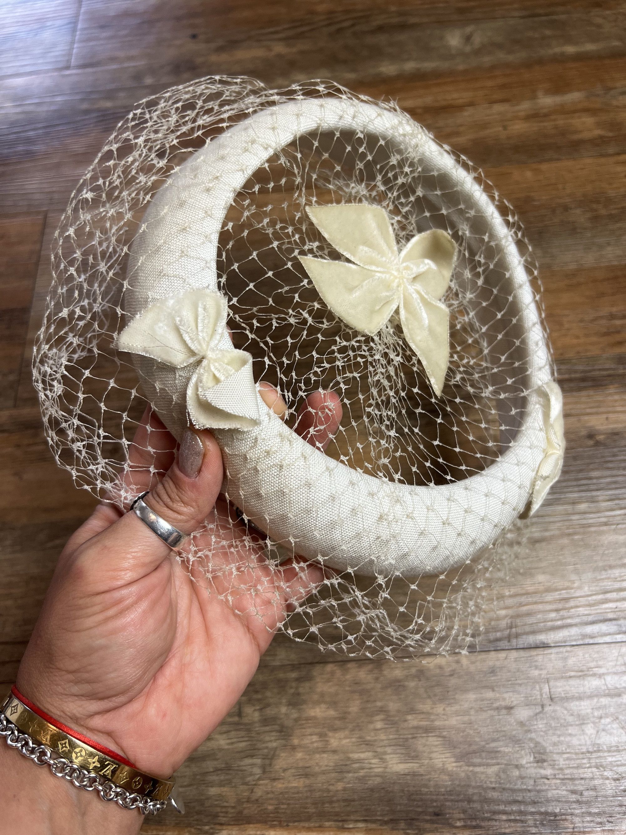 Vintage Vintage 1950's-1960's White Wedding Bridal Fascinator Hat Size ONE SIZE - 2 Thumbnail