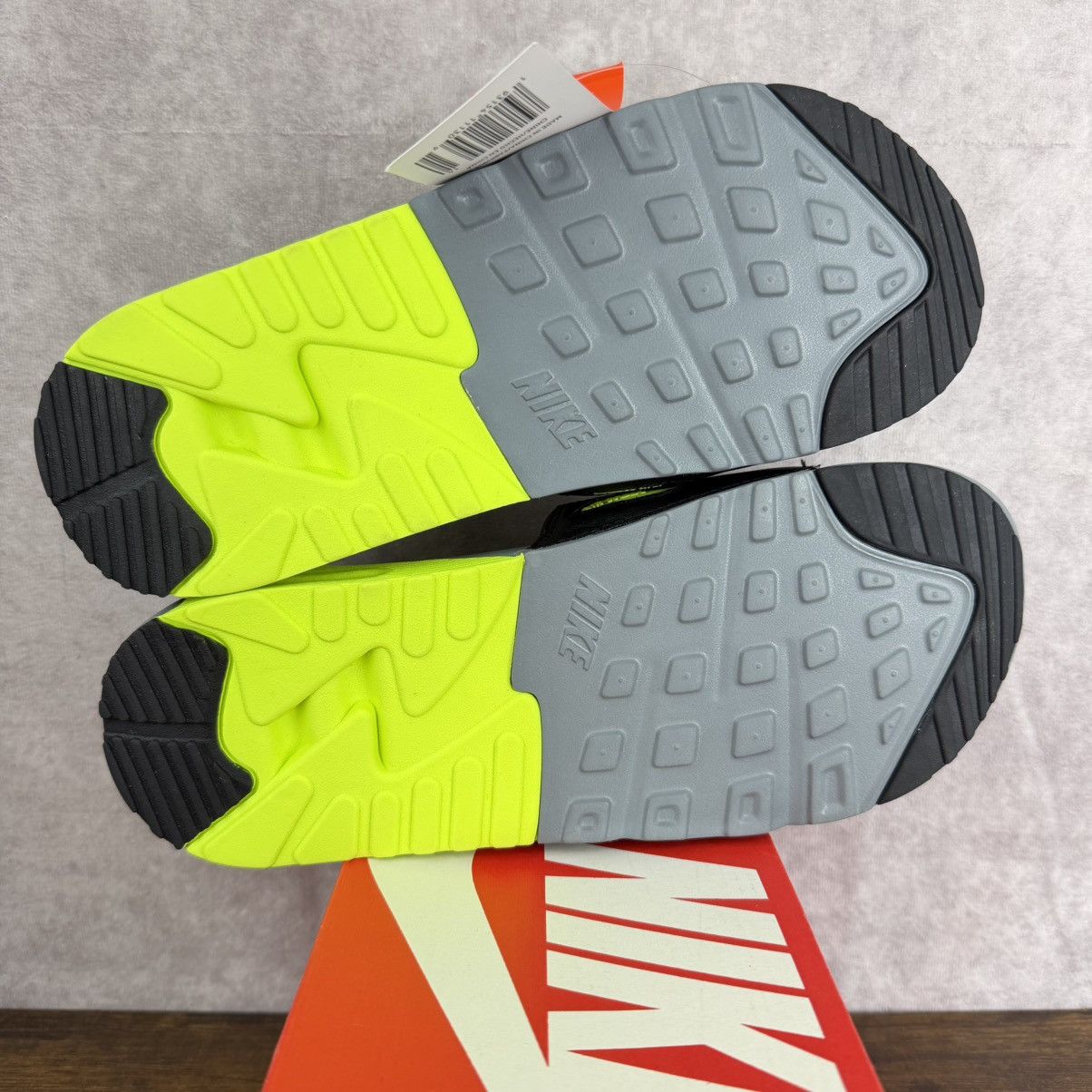 Nike NEW Nike Air Max 90 Slide Volt Neon BQ4635-001 Men’s Slip-On Size US 6 / EU 39 - 7 Thumbnail