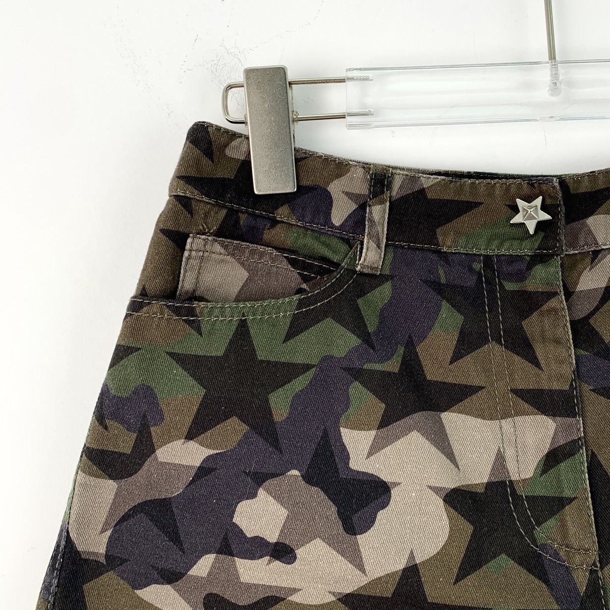 Valentino Valentino Star All Over Print Camouflage Casual Shorts K26WX Size 28" / US 6 / IT 42 - 3 Thumbnail