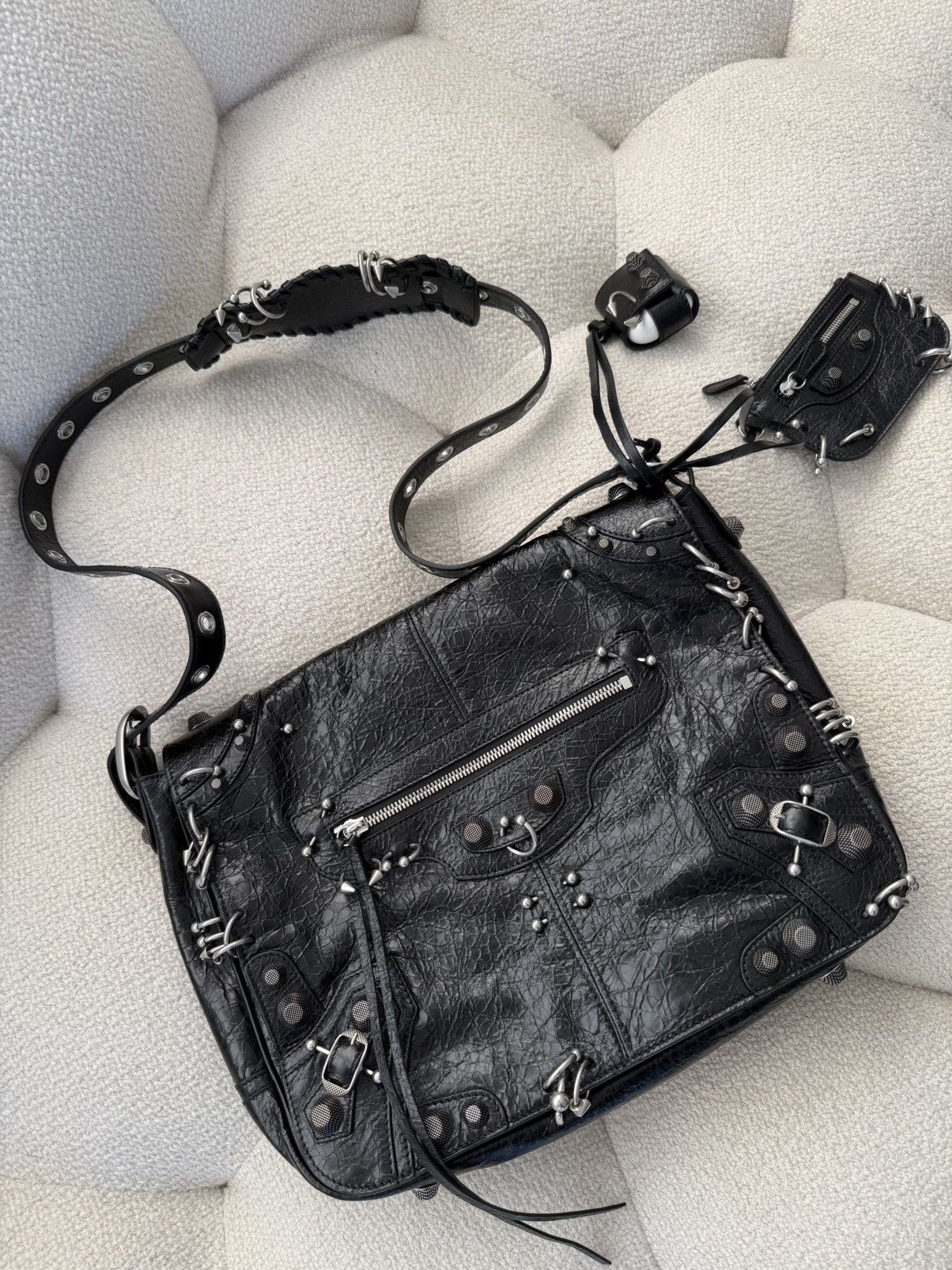 Balenciaga Le Cagole *Piercing* Messenger Medium Black