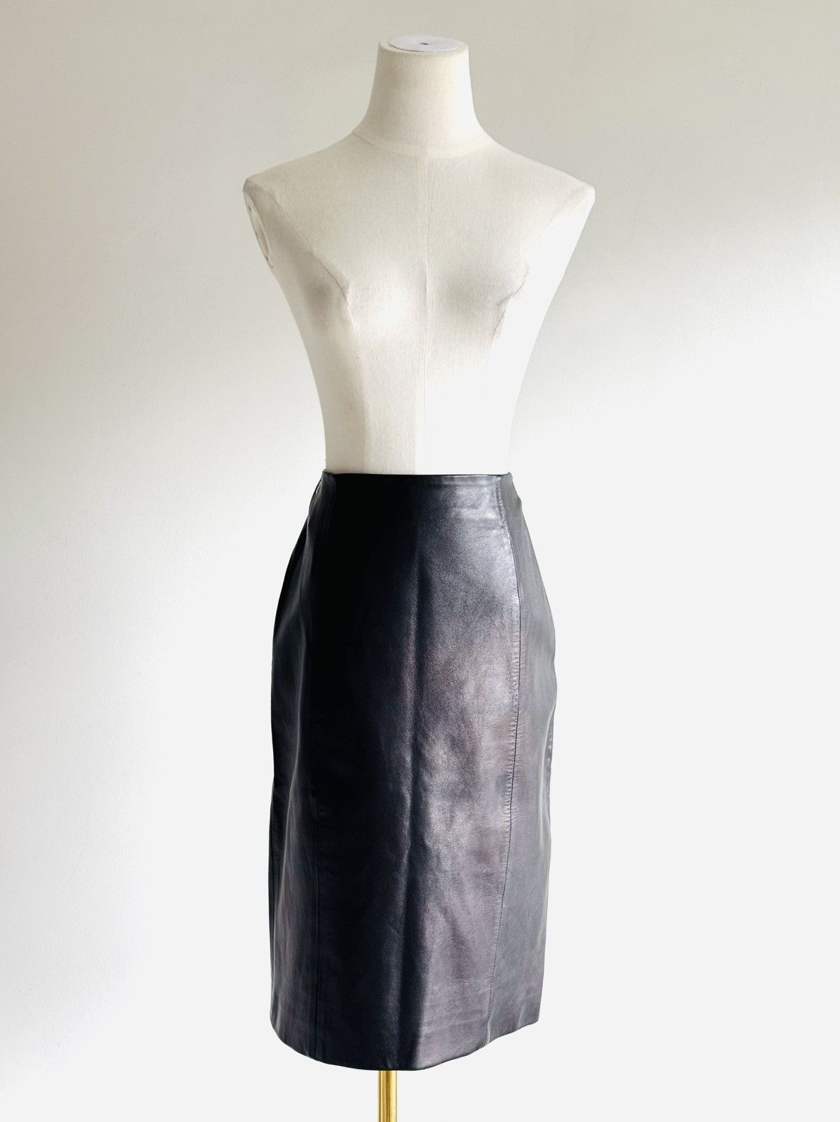 Prada Vintage 90s Prada leather grommet accent pencil skirt sz 40 Size 27" / US 4 / IT 40 - 1 Thumbnail