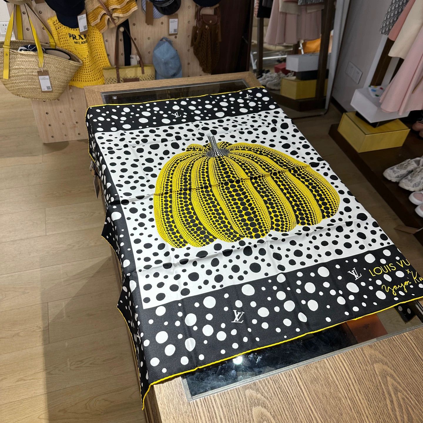 Louis Vuitton LV x Yayoi Kusama Polka Dot Pumpkin Silk Scarf Size ONE SIZE - 3 Thumbnail
