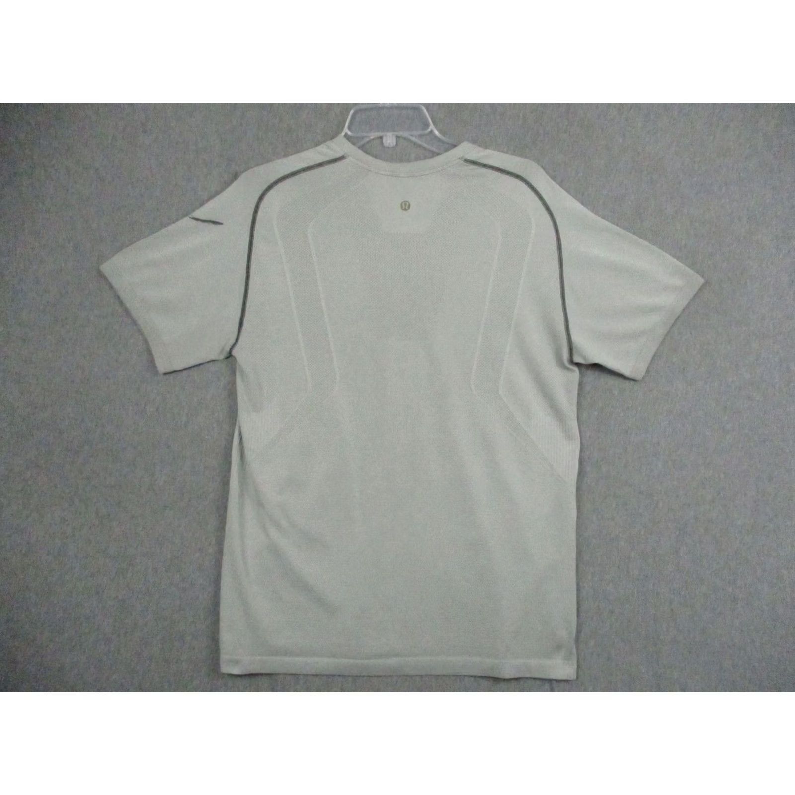 Lululemon Lululemon Shirt Mens Large Gray V Neck Seamless Short Sleeve Athletic Running Size US L / EU 52-54 / 3 - 6 Thumbnail