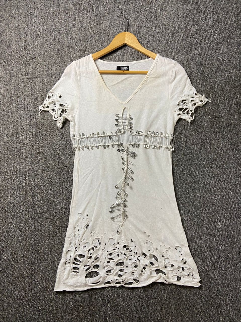 Japanese Brand Glad News Brand Distressed Safety Pin Tshirt (201) Size XS / US 0-2 / IT 36-38 - 1 Thumbnail