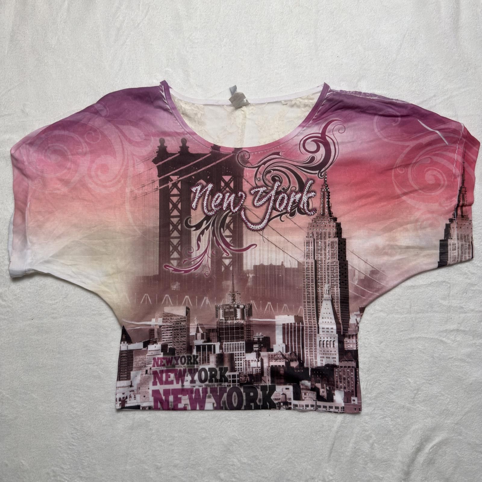 The Unbranded Brand Y2K NY Graphic Lace Top Cityscape Batwing Sleeves Size XL / US 12-14 / IT 48-50 - 1 Thumbnail
