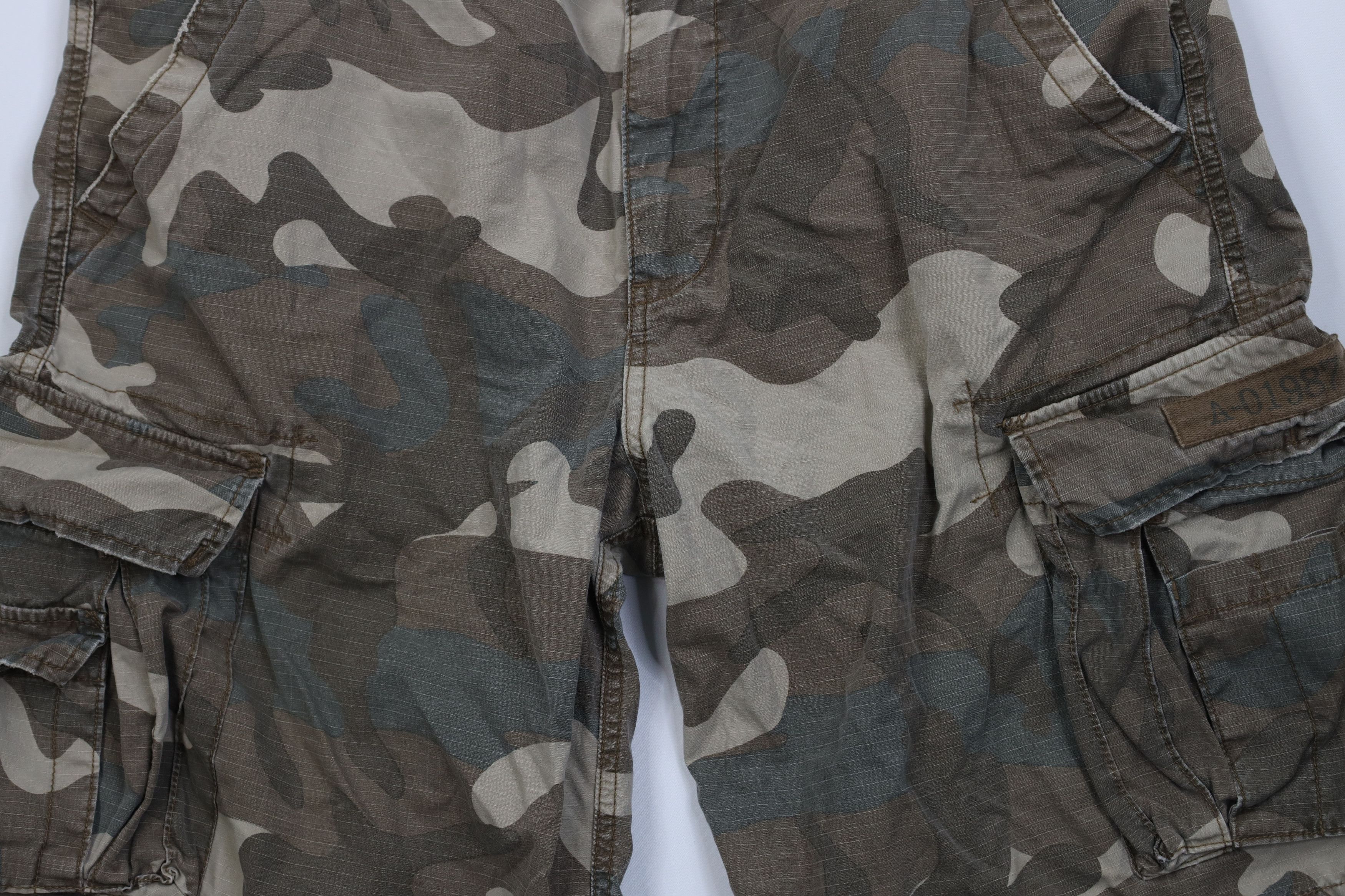 Aeropostale Vintage Y2K Aeropostale Ripstop Camouflage Cargo Shorts Size US 34 / EU 50 - 3 Thumbnail