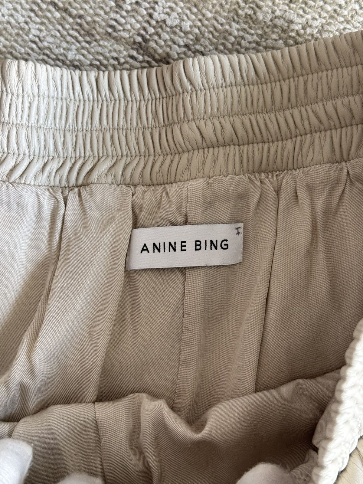 Anine Bing Anine Bing off-white vegan leather shorts sz M Size 27" / US 4 / IT 40 - 6 Thumbnail