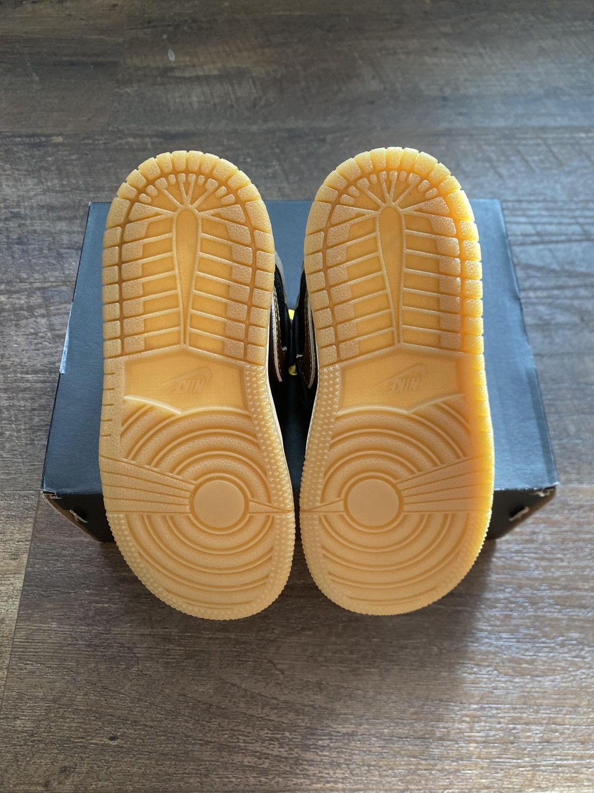 Jordan Brand × Nike Jordan 1 Black/Metallic Gold-Sail Size US 9 / EU 42 - 5 Thumbnail