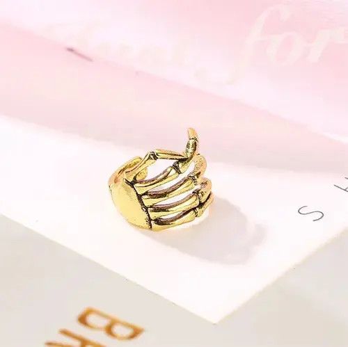VIBE Skull Hand Clip Earring Size ONE SIZE - 2 Thumbnail