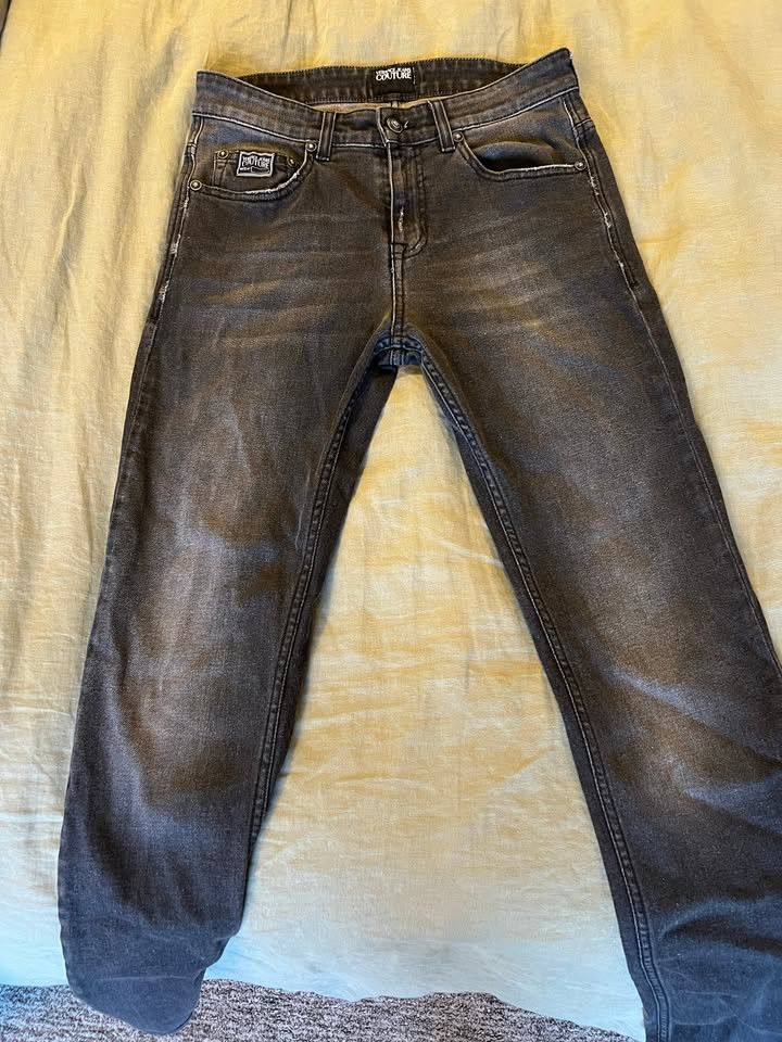 Men’s Black V-Emblem Jeans Size 31x30