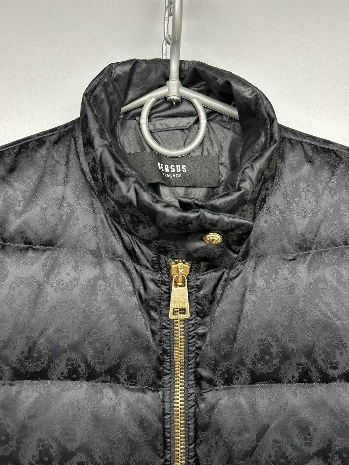 Versace × Versus × Versus Versace Versus Versace Down Jacket Lion Monogram Size US M / EU 48-50 / 2 - 3 Thumbnail