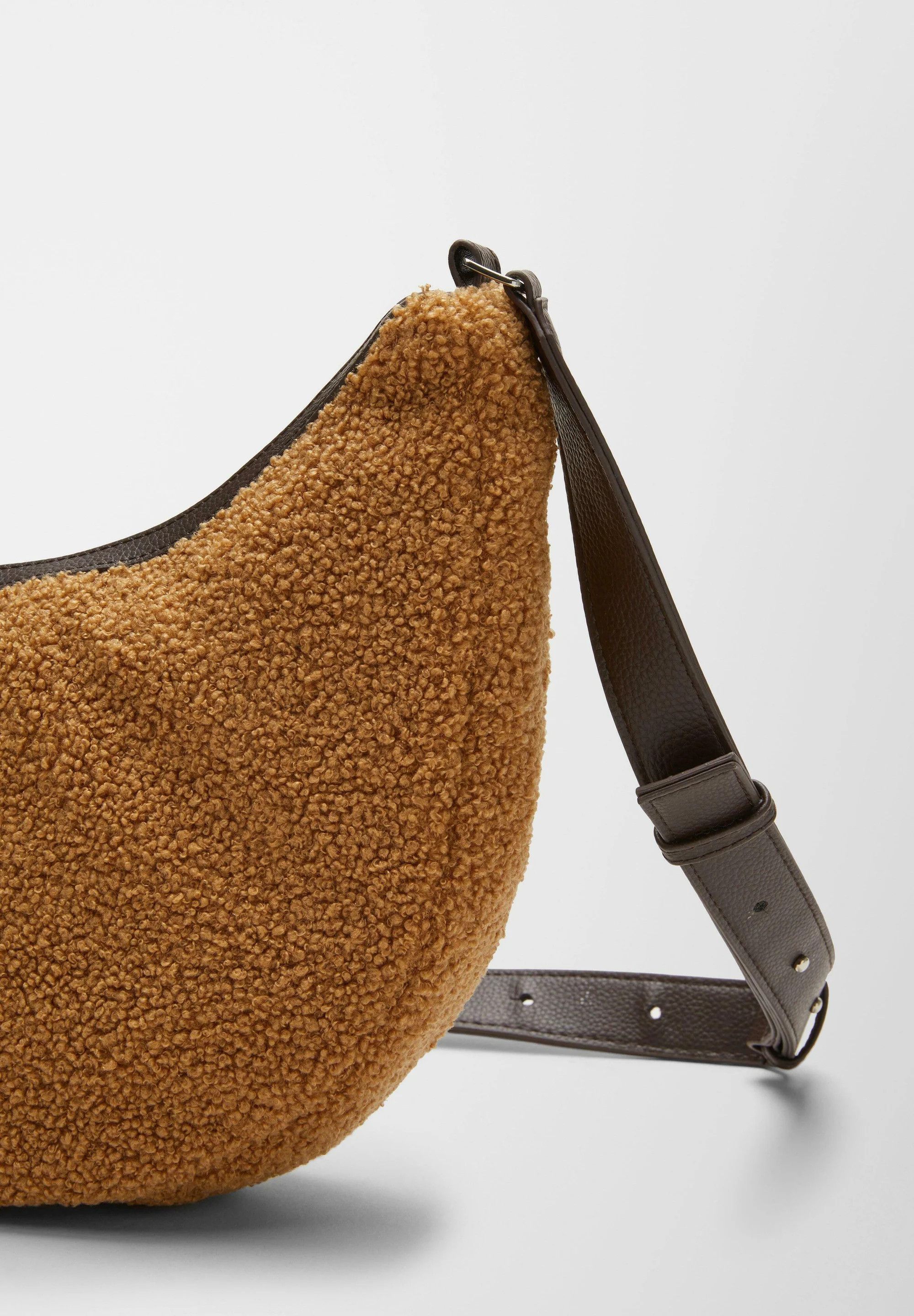 s.Oliver s.Oliver Teddy Plush Crossbody Bag Sandstein Size ONE SIZE - 5 Thumbnail
