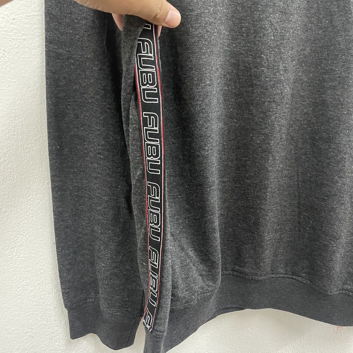 Fubu × Japanese Brand × Vintage 🔥🔥🇯🇵Vintage FUBU Small Logo Tapped Design Sweatshirts Size US M / EU 48-50 / 2 - 5 Thumbnail