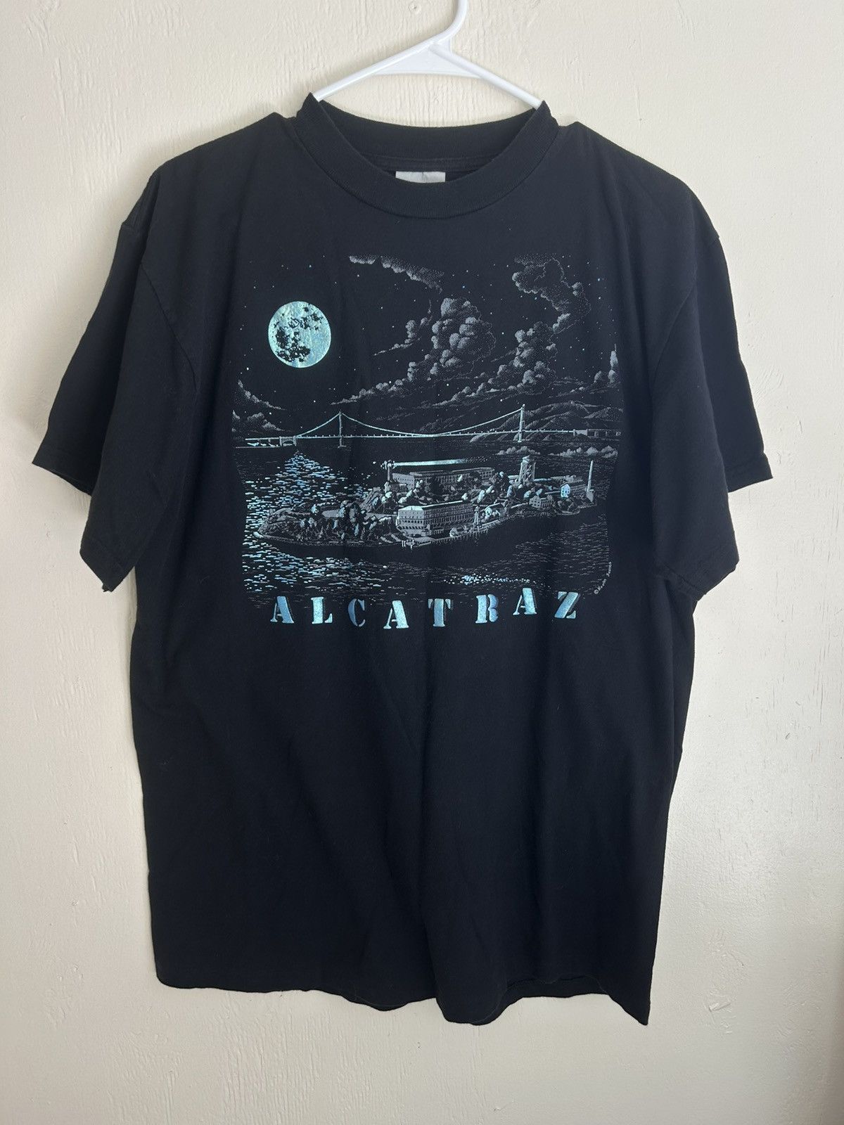 Vintage Vintage Alcatraz Art Shiny Graphic T-shirt Size US L / EU 52-54 / 3 - 1 Thumbnail
