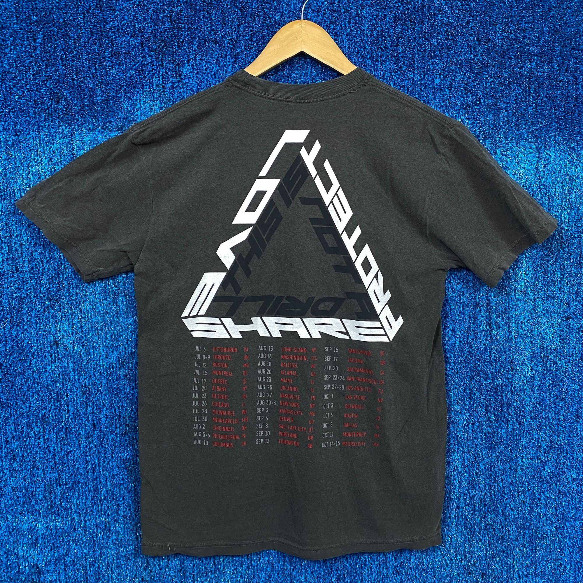 Band Tees Roger Waters This Is Not A Drill Tour Dates Rock Icon Tee M Size US M / EU 48-50 / 2 - 3 Thumbnail