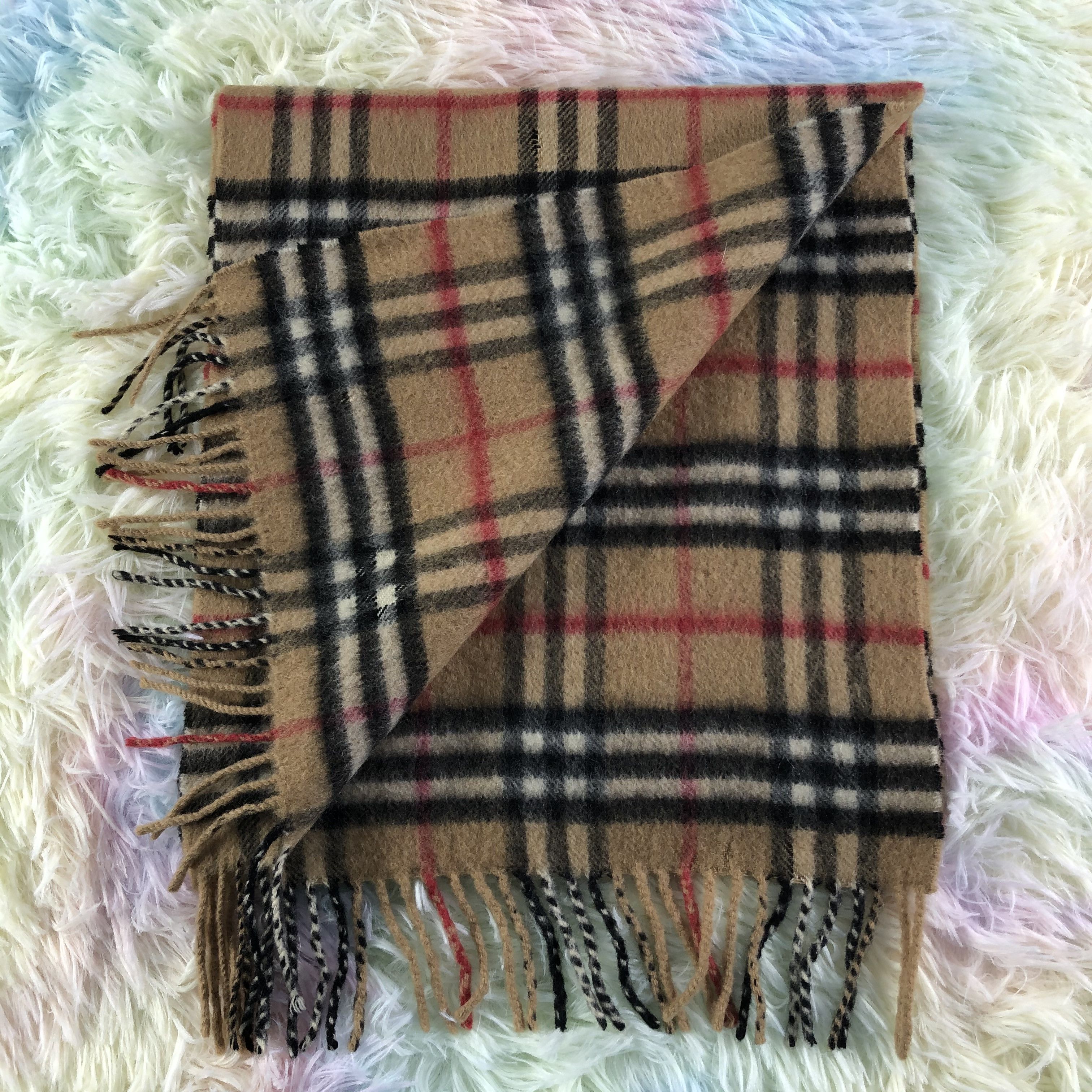 Burberry Scarf / Muffler / Neckwear - KM191
