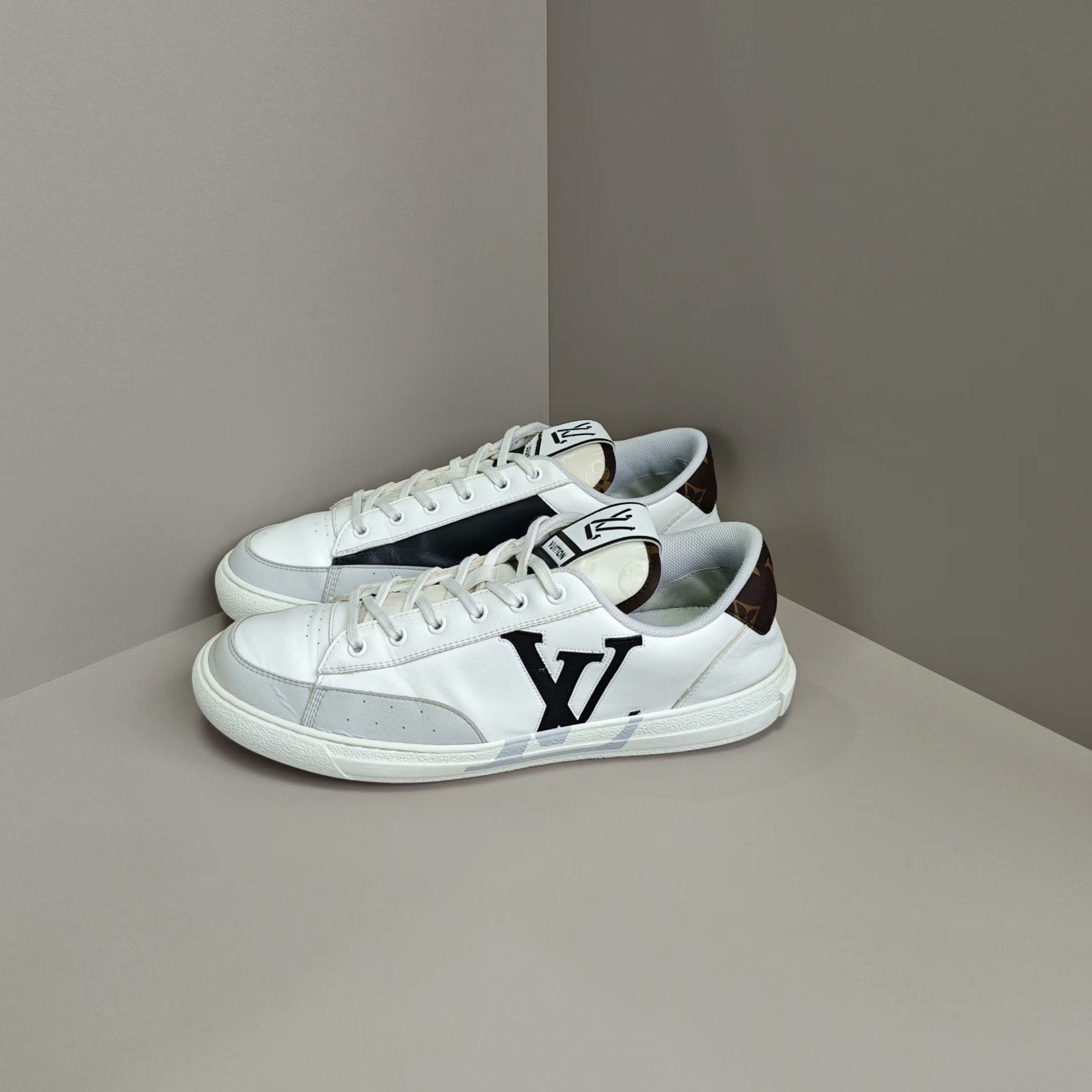 Louis Vuitton Louis Vuitton Lowtop Sneakers 9 Men Size US 9 / EU 42 - 1 Thumbnail