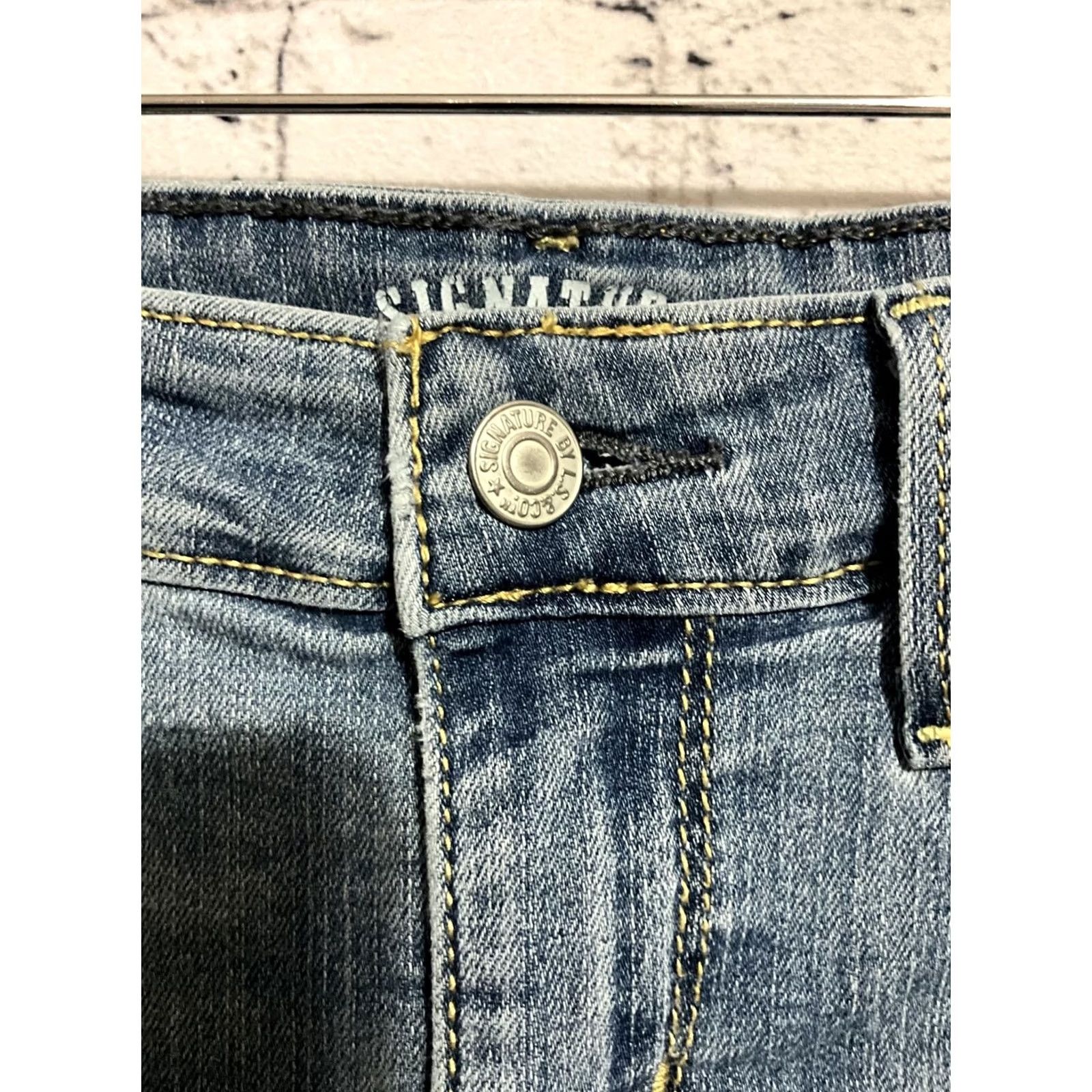 Levi's Levi's Signature Modern Capri Jeans Size 6 28x21 Womens Blue Denim Button Regular 100% Cotton Capri Fits Relaxed Slimmed Capris Size 28" / US 6 / IT 42 - 5 Thumbnail