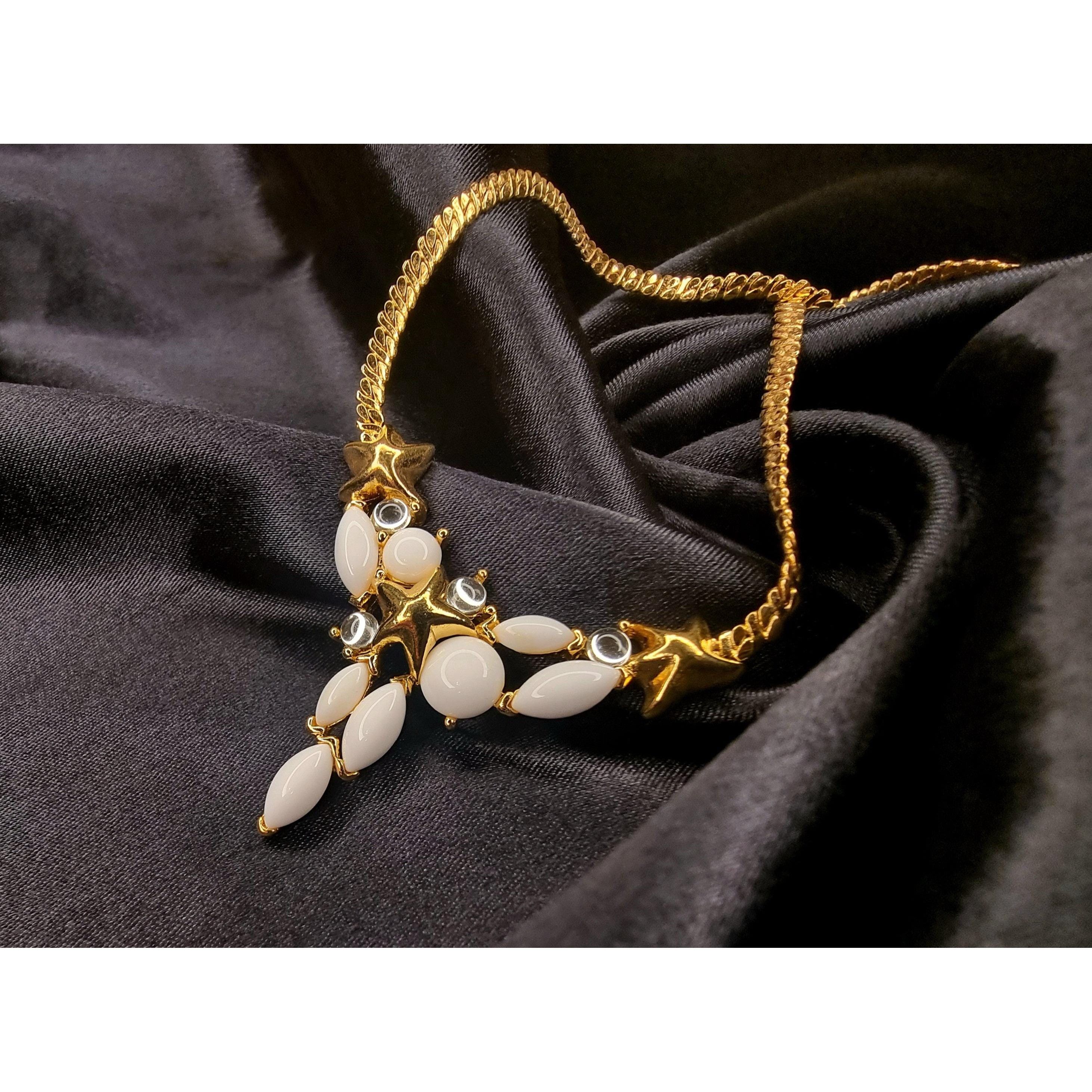 Vintage Rare Find Vintage TRIFARI Signed White Milk Glass God Tone M Size ONE SIZE - 1 Thumbnail