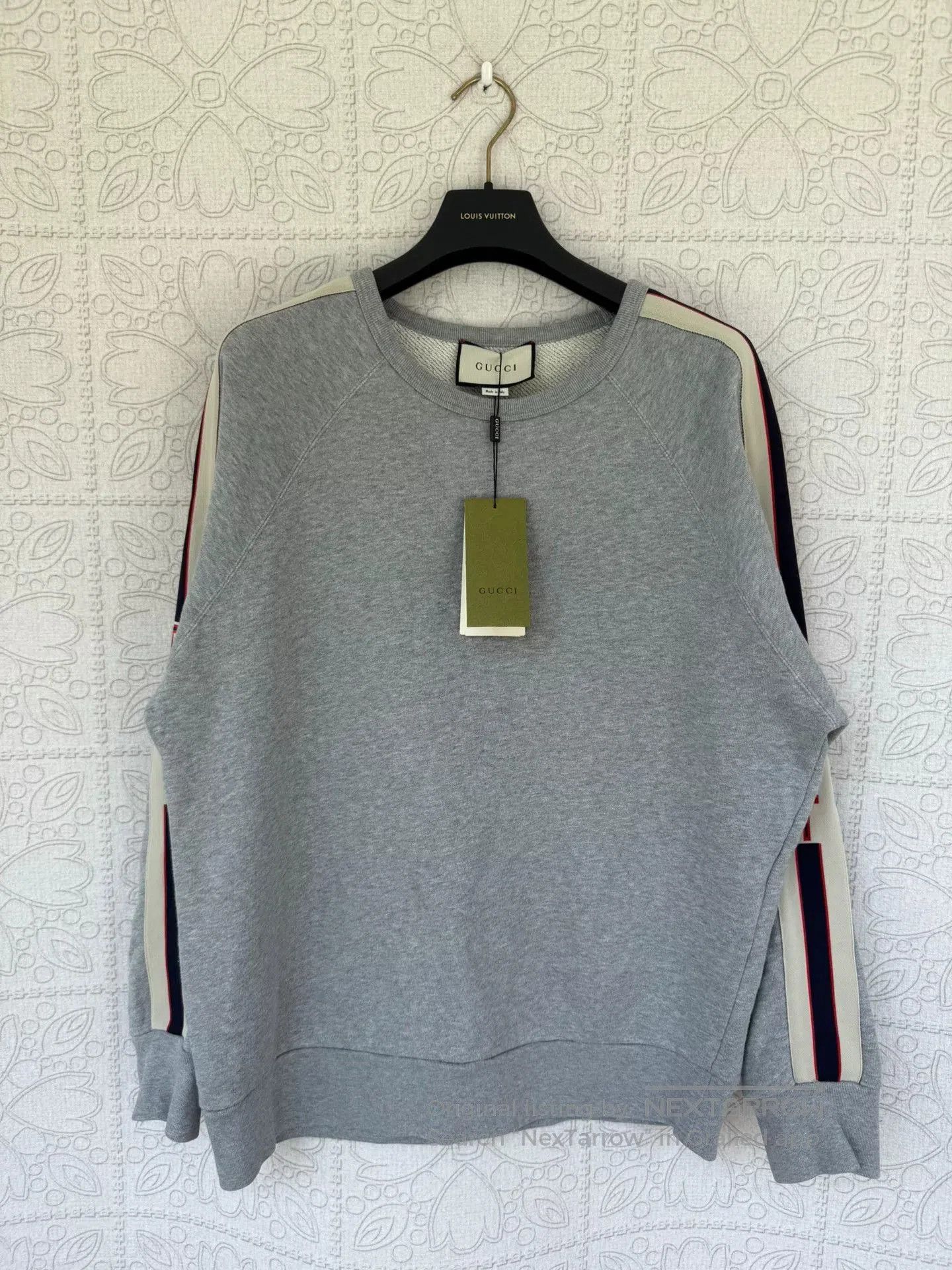 gucci logo sweatshirt in gray with stripes.