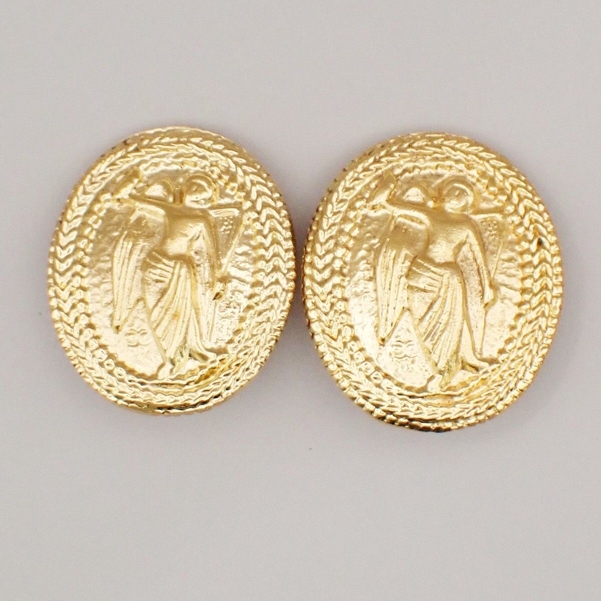 Chanel Chanel clips bouton ovale ange logo Gold-plated Size ONE SIZE - 1 Thumbnail