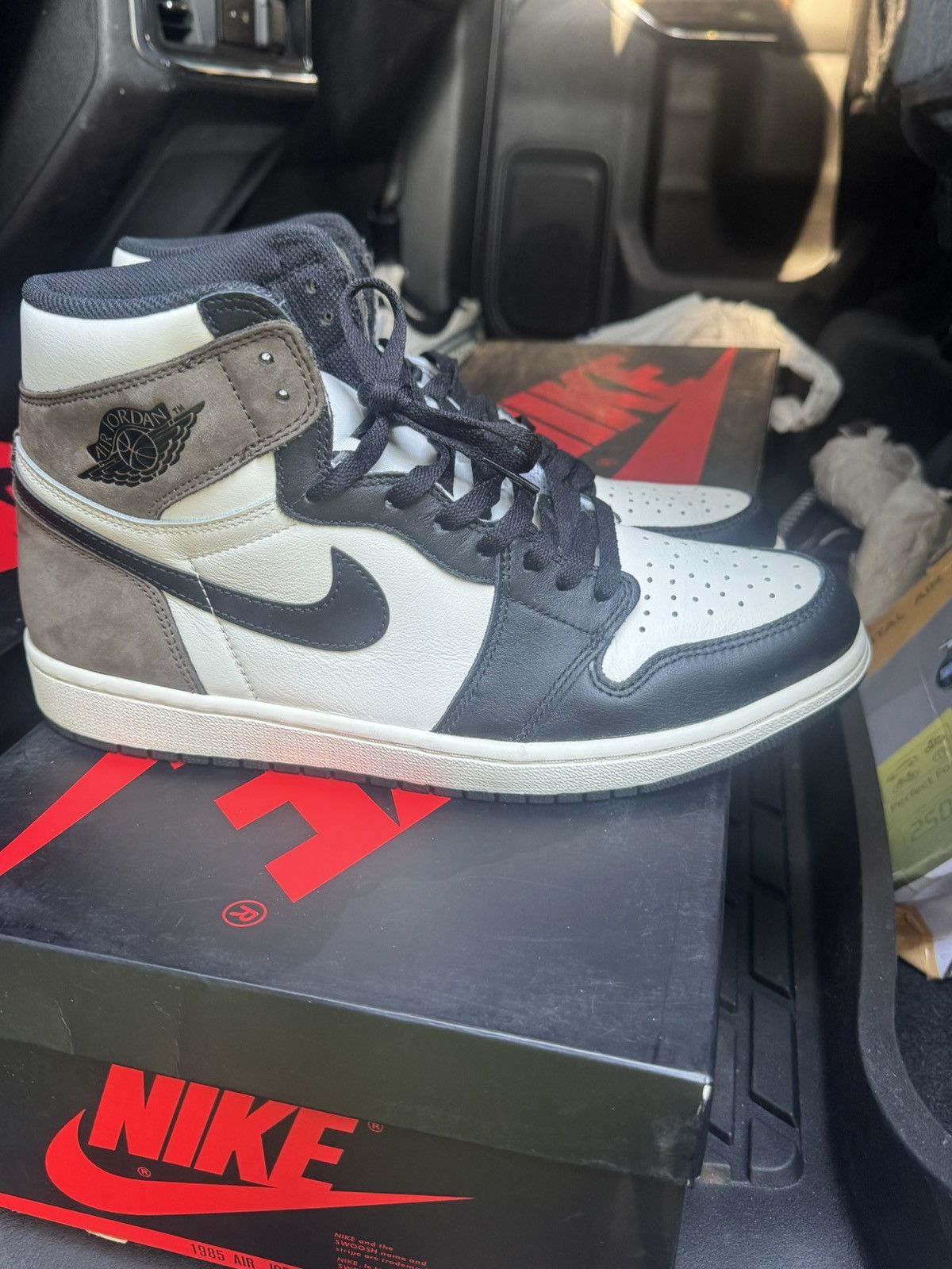 Jordan Brand Jordan 1 High Retro Mocha Size US 10.5 / EU 43-44 - 1 Thumbnail
