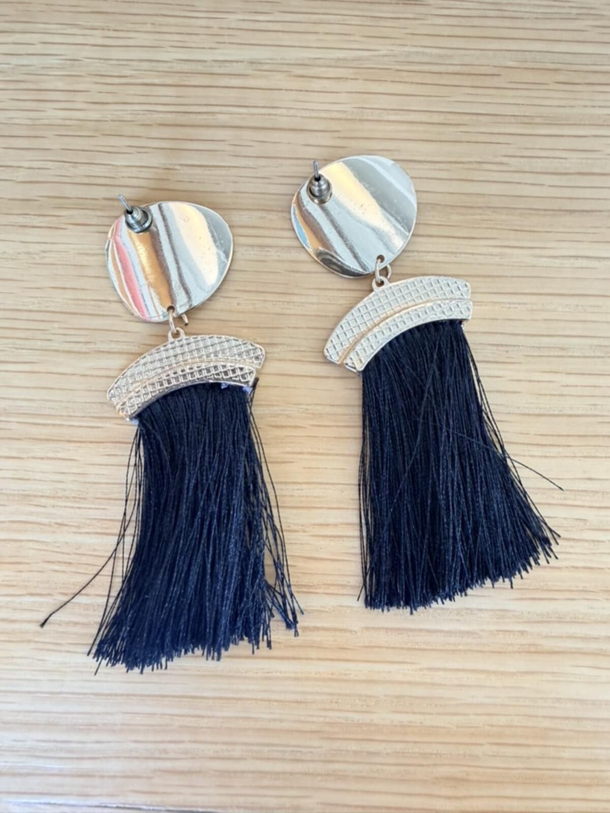 Other Vintage Howlite Black Tassel Earrings Gold Tone Dangle Size ONE SIZE - 5 Thumbnail