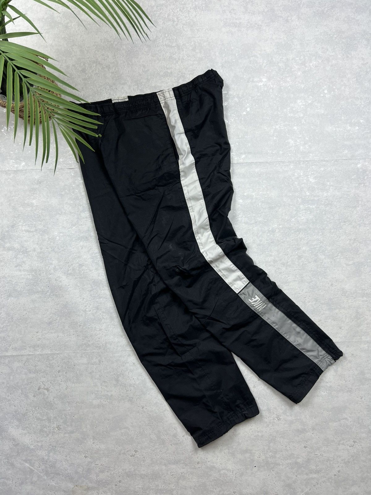 Nike 90s Nike Embroidered Logo Vintage Y2K Parachute Nylon Pants Size US 32 / EU 48 - 2 Thumbnail