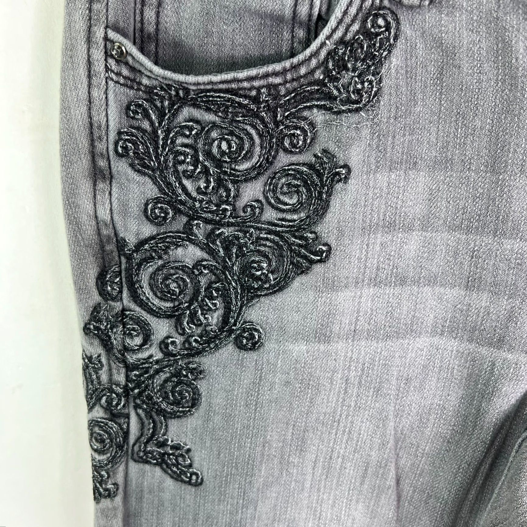 White House Black Market Vintage White House Black Market Denim Jeans Womens SZ 4 Slim Bootcut Low-Rise Embroidered Gray 90s City Size 27" / US 4 / IT 40 - 7 Thumbnail