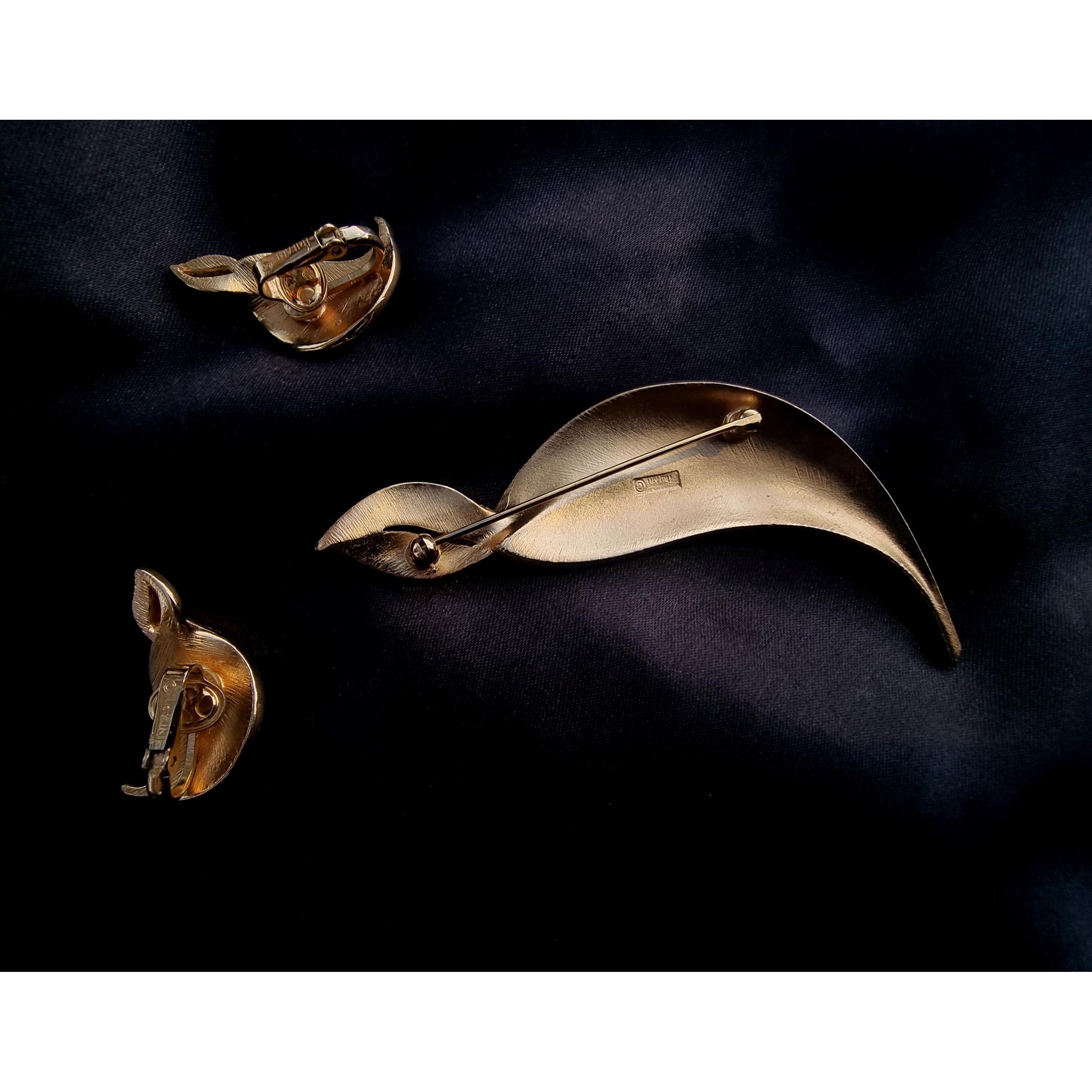 Other Vintage 1960s CROWN TRIFARI Gold Tone Leaf Floral Brooch and Size ONE SIZE - 6 Thumbnail