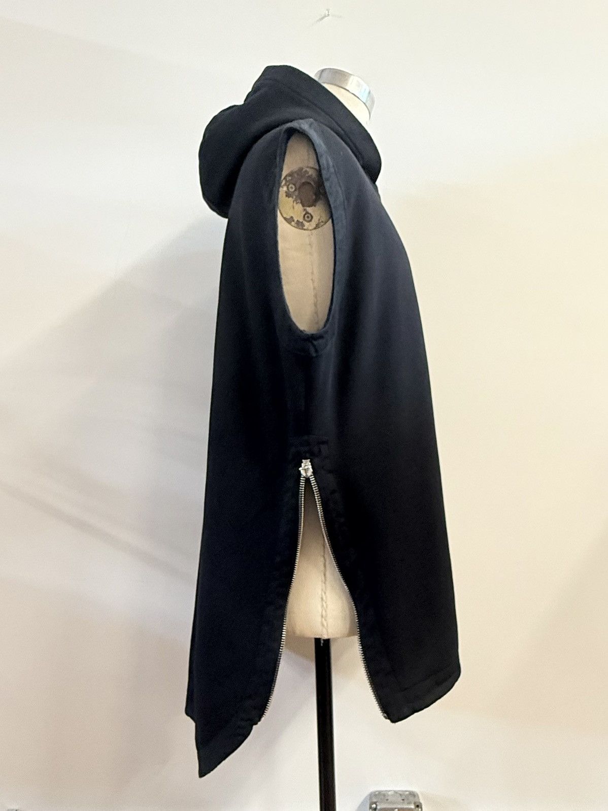 Givenchy GIVENCHY PARIS — Sleeveless Side-Zip Hoodie Vest Black | XL Size US XL / EU 56 / 4 - 2 Thumbnail