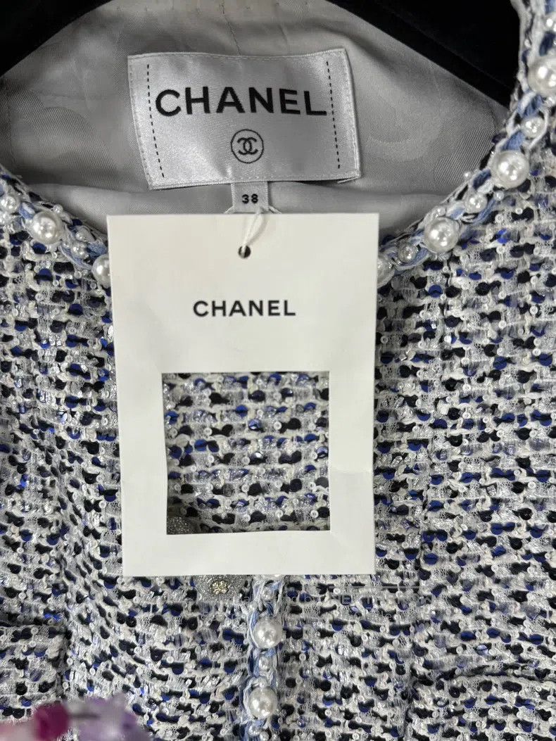 Chanel Chanel 25P white and blue pearl inlaid sequin knitted coat Size XS / US 0-2 / IT 36-38 - 4 Thumbnail