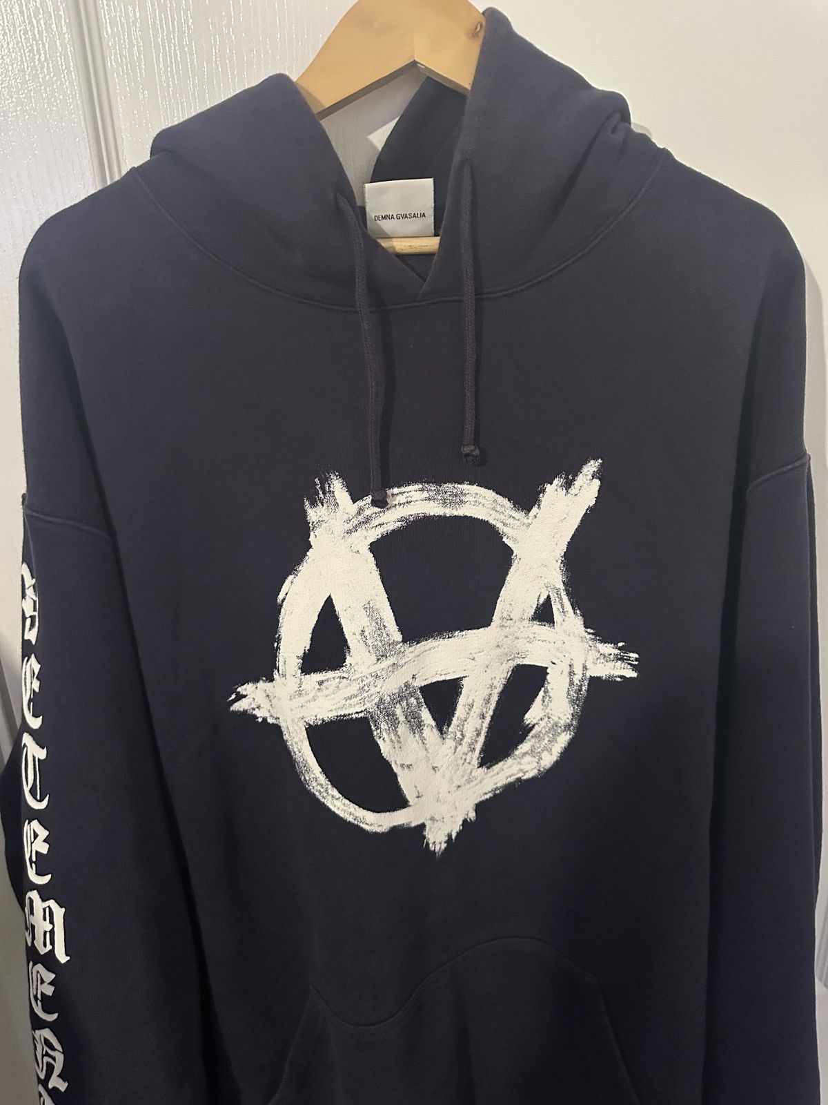 Vetements Vetements Anarchy Gothic Logo Hoodie Size US M / EU 48-50 / 2 - 9 Thumbnail