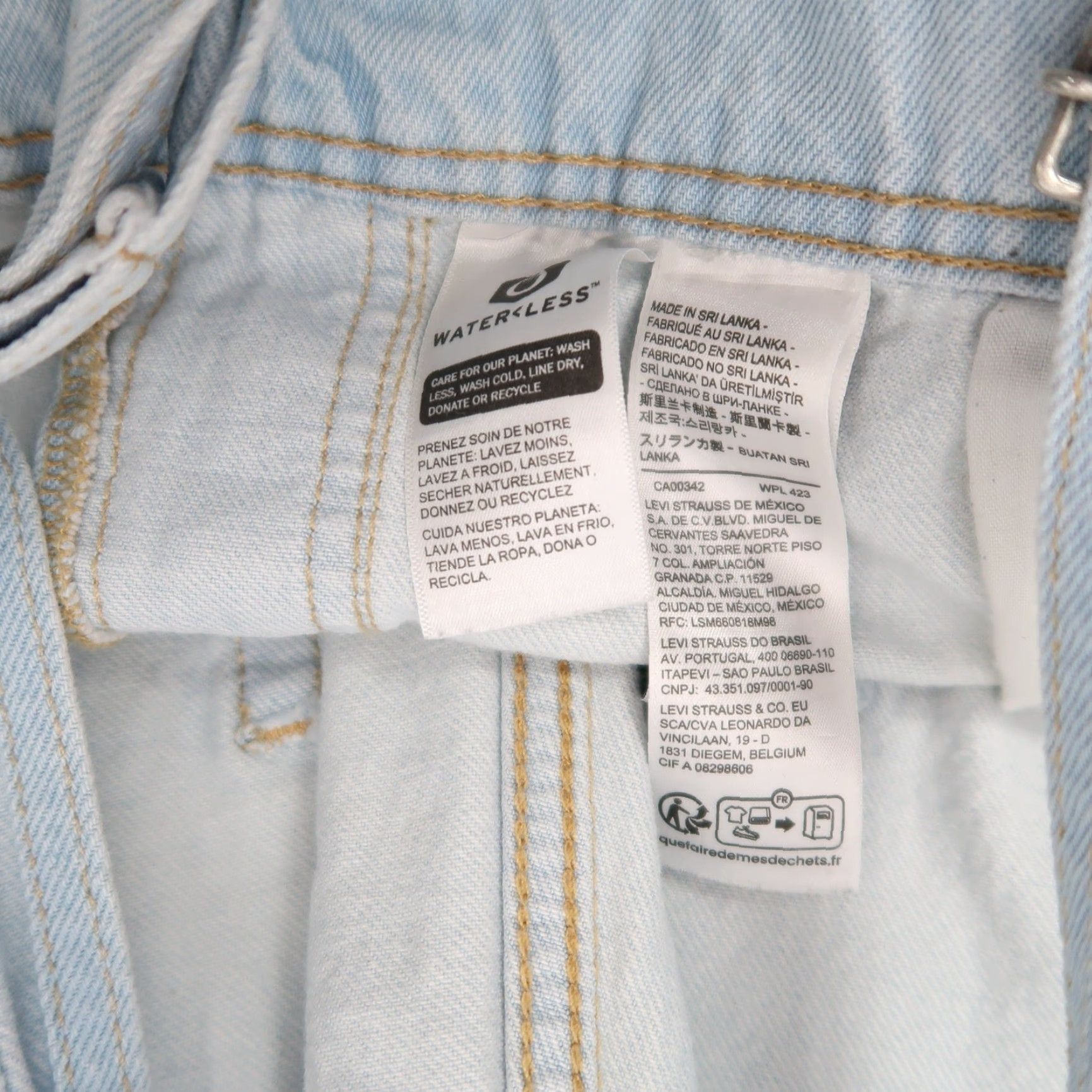 Levi's VINTAGE Levi's Light Wash Blue Denim Short Overalls XL Womens Overalls 90s Casual Denim One-Piece Size 40" / US 18 - 5 Thumbnail
