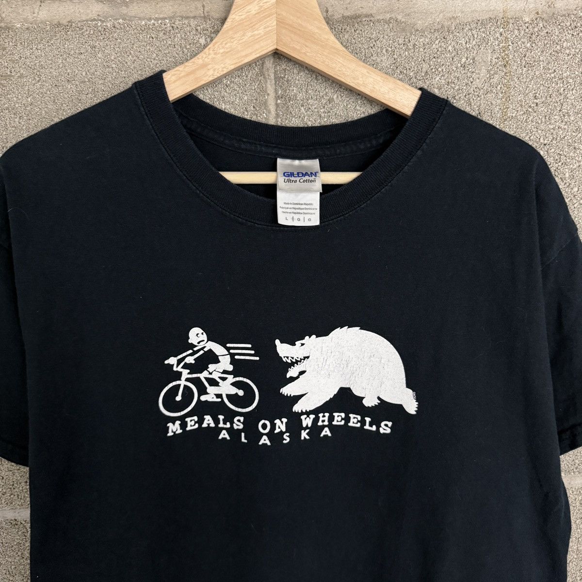Gildan Vintage Gildan Meals On Wheels Alaska Black Tee Mens Large Size US L / EU 52-54 / 3 - 3 Thumbnail