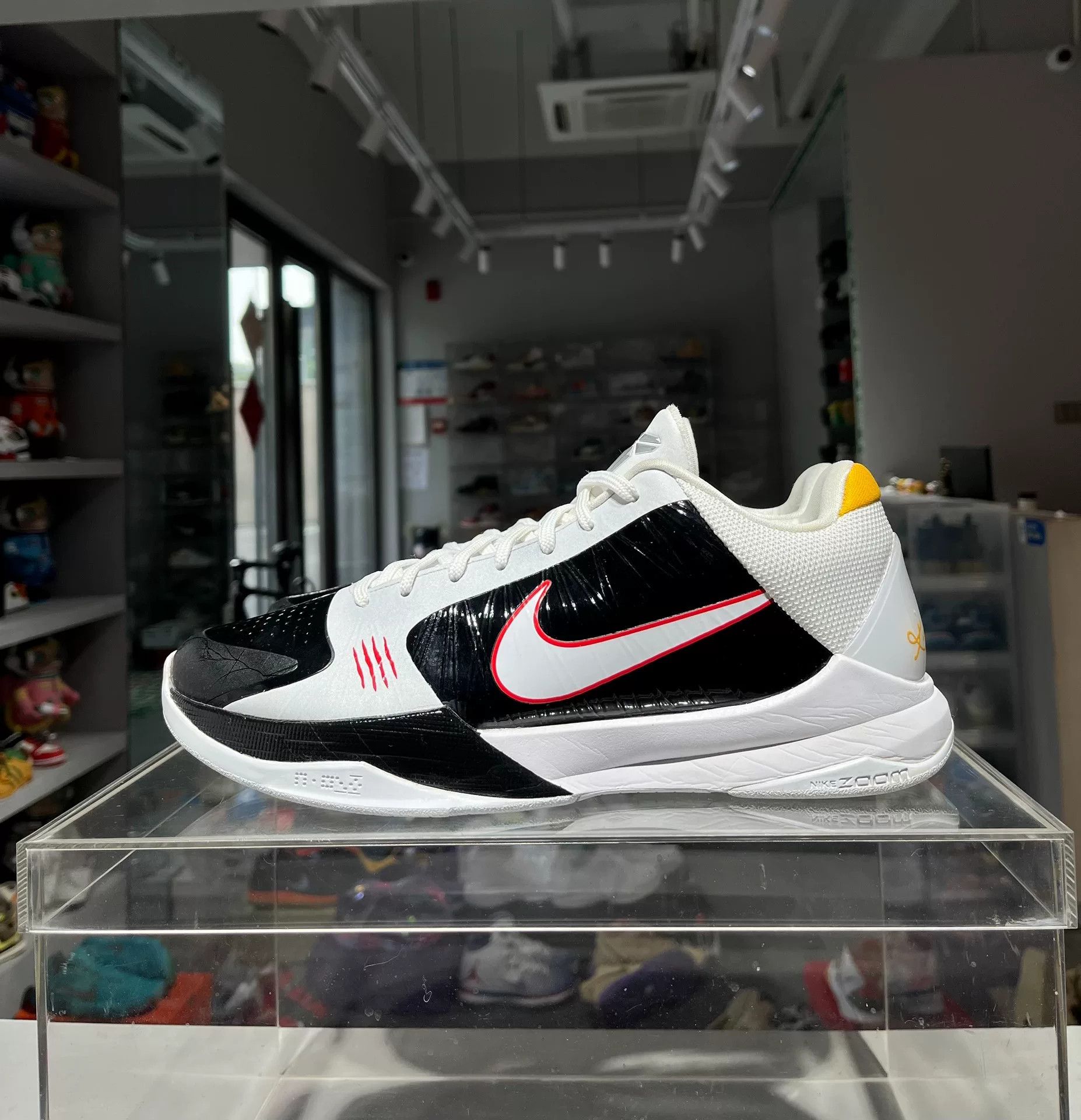Nike Nike Yellow Lowtop Sneakers 11.5 Men Size US 11.5 / EU 44-45 - 1 Thumbnail