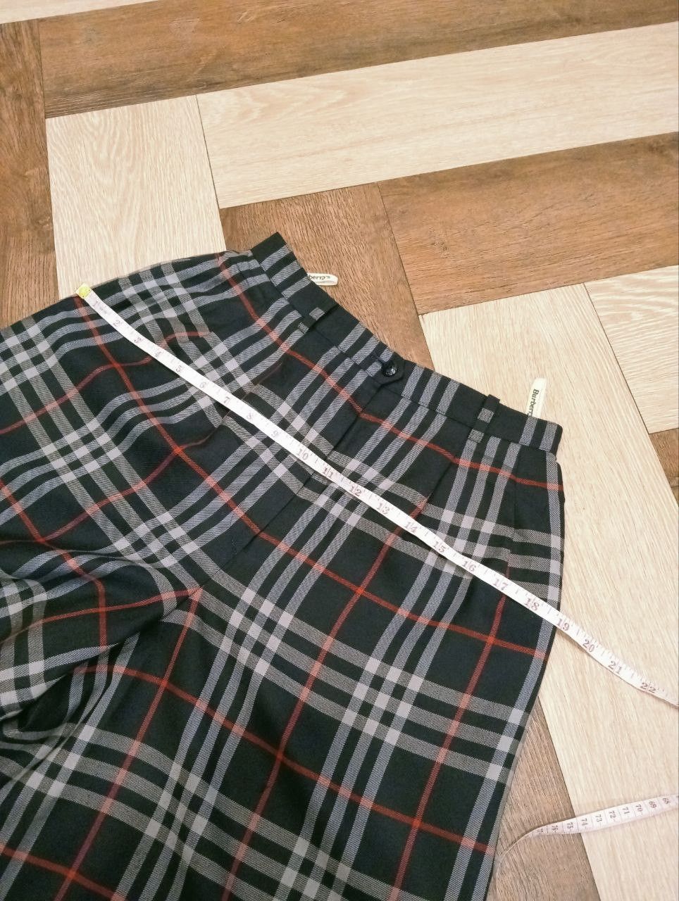 Burberry VINTAGE BURBERRYS NOVA CHECK WOOL SHORTPANTS Size 26" / US 2 / IT 38 - 14 Thumbnail