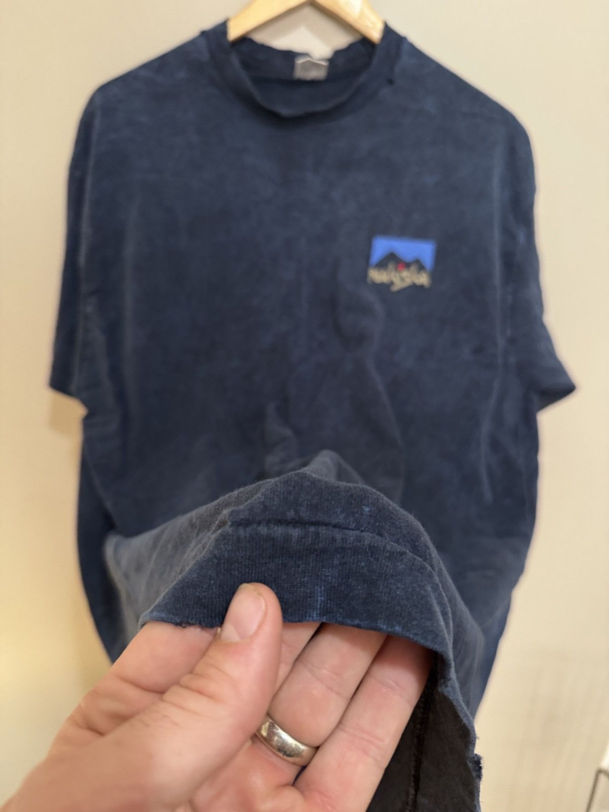 Fruit Of The Loom 90s Single Stitch Nakiska Ski Tshirt Size US XXL / EU 58 / 5 - 5 Thumbnail