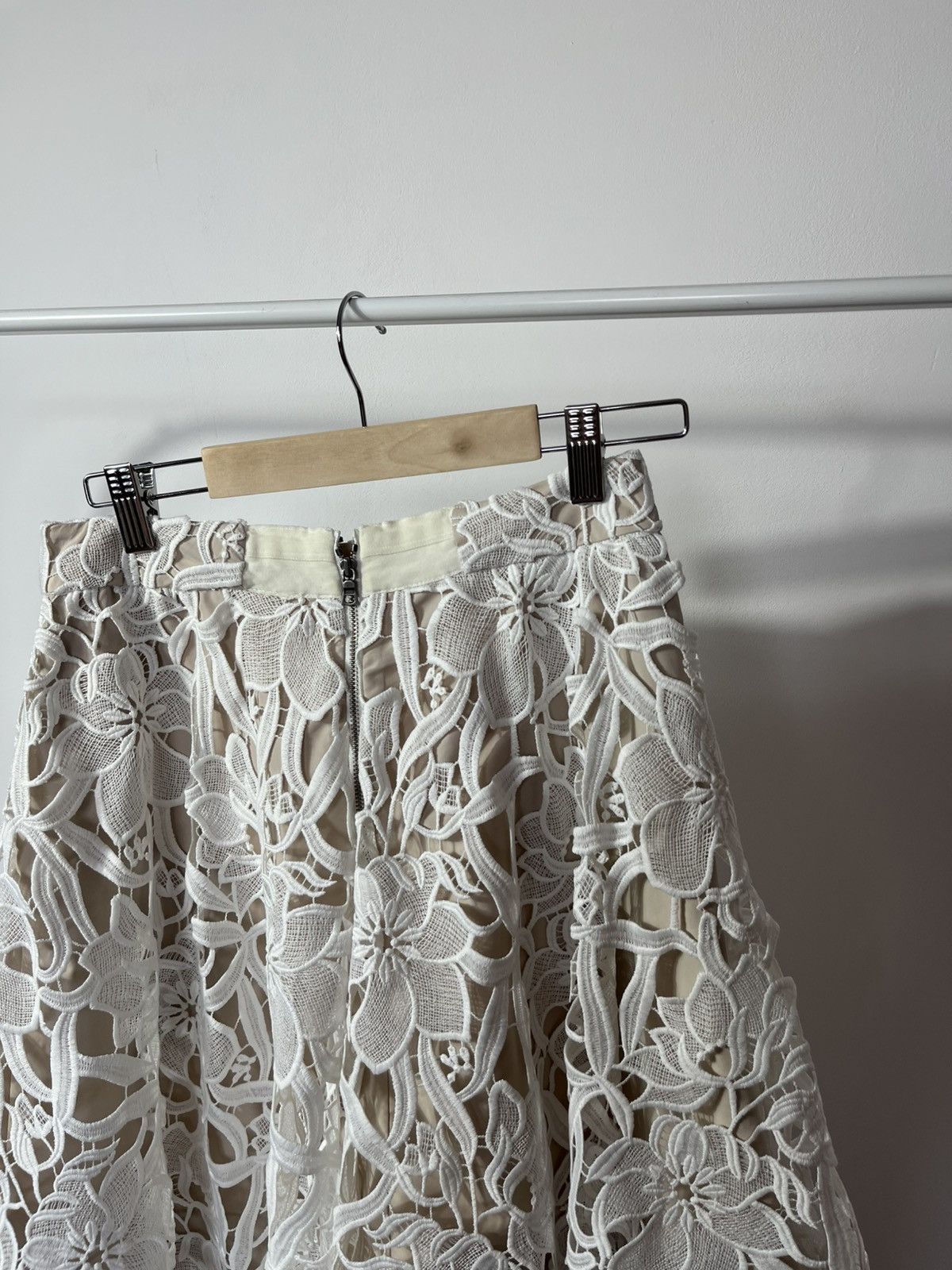 Alice + Olivia Alice + Olivia Floral Lace Skirt White Midi Size 2 Size 26" / US 2 / IT 38 - 2 Thumbnail