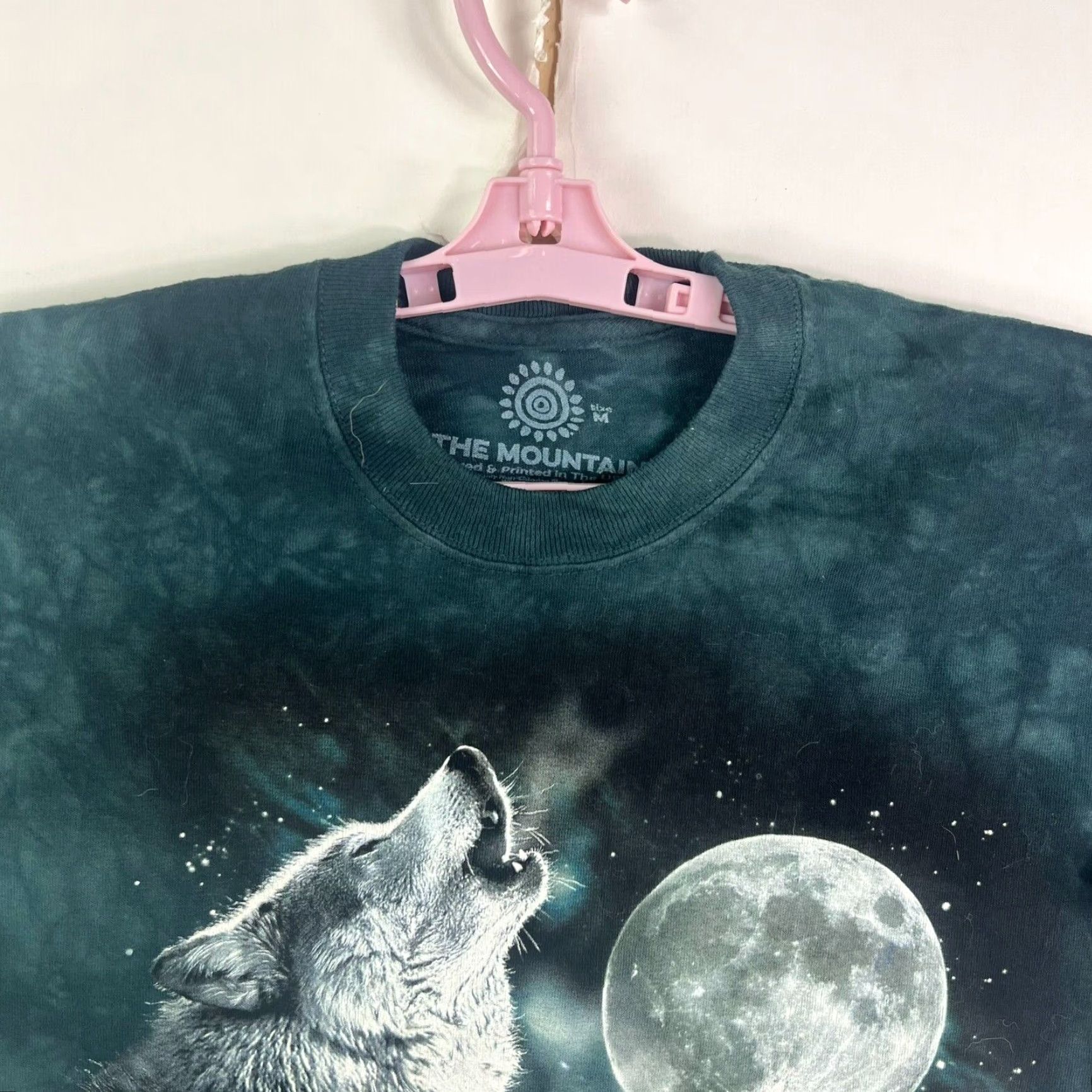 The Mountain VINTAGE The Mountain T-Shirt Men Adult Medium Green Graphic Wolf Nature USA Short Sleeve Size US M / EU 48-50 / 2 - 3 Thumbnail