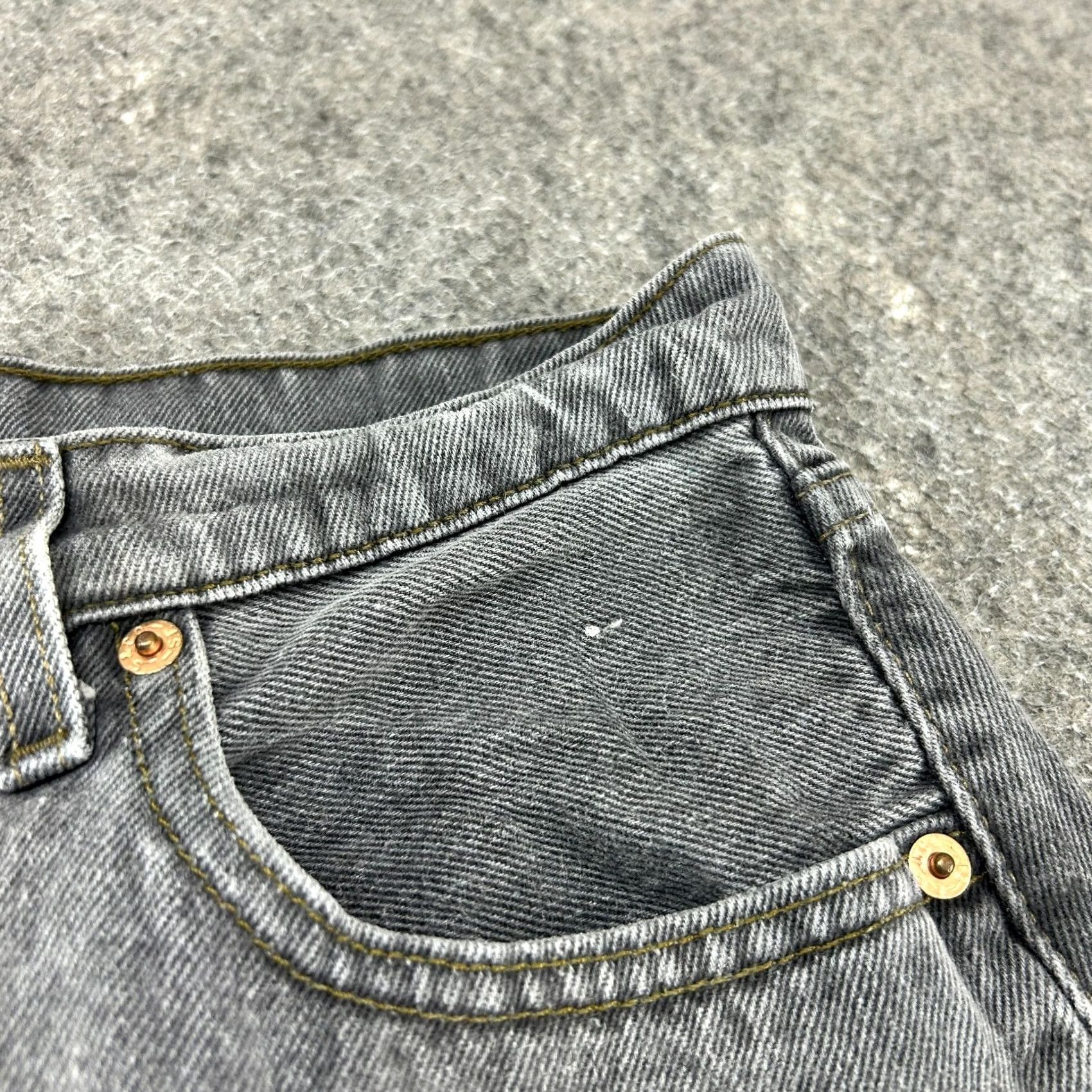 Levi's VINTAGE Levi's 561 Jeans Women 14 Black Light Wash Distressed 90s USA Retro Straight Jeans Mens? Women? Size 36" / US 14 / IT 50 - 7 Thumbnail