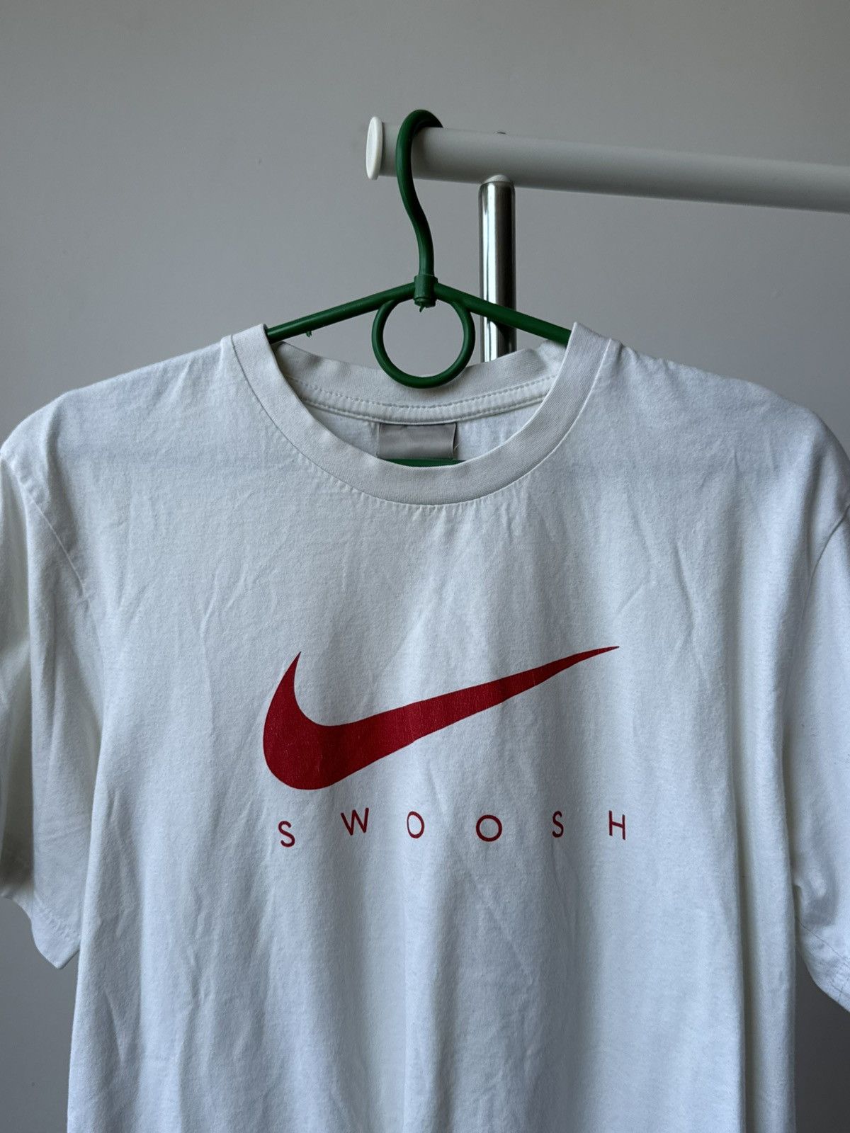 Nike Vintage Nike Red Swoosh T-shirt Size US S / EU 44-46 / 1 - 2 Thumbnail