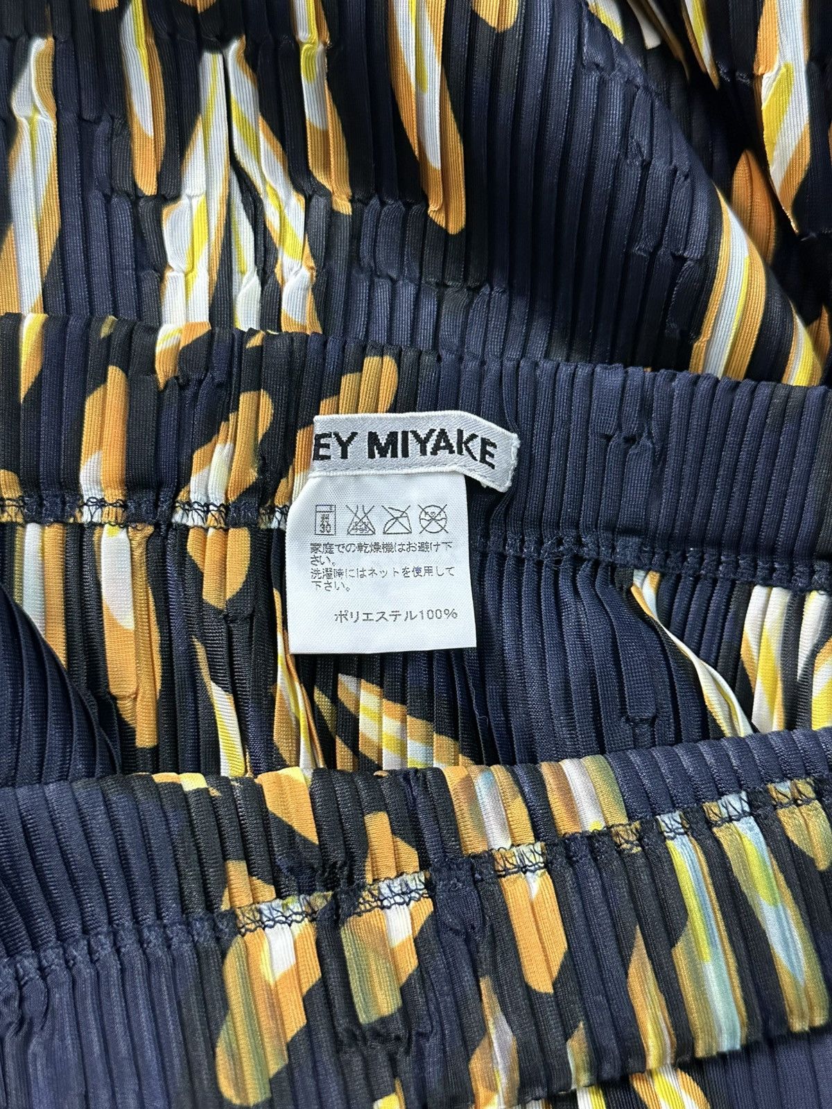 Issey Miyake "Gorgeous Fireworks Pleated Top and Skirt Set" Size M / US 6-8 / IT 42-44 - 6 Thumbnail