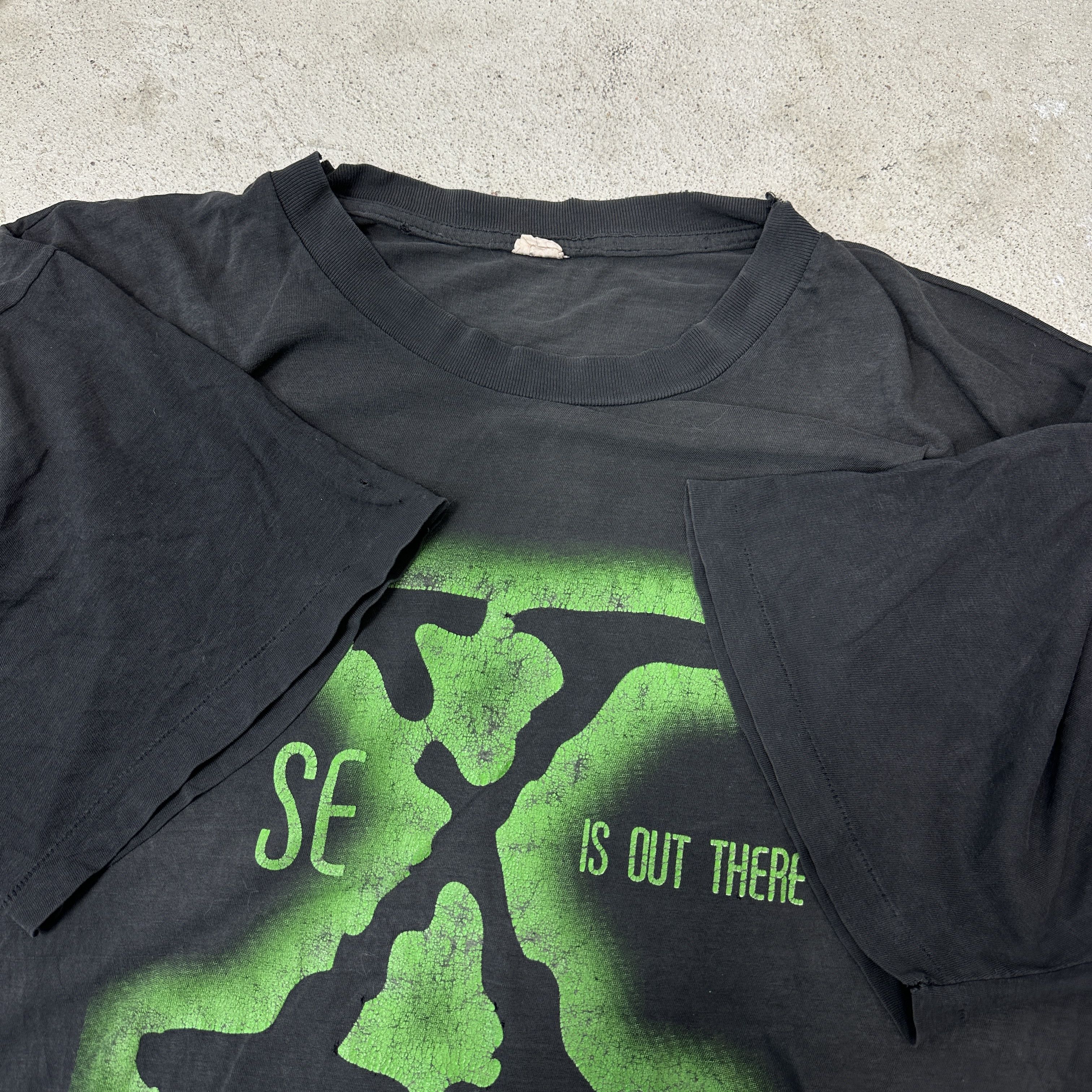 Vintage Vintage Sex is out there X-Files Parody TrashedT-shirt 90s Size US XL / EU 56 / 4 - 3 Thumbnail