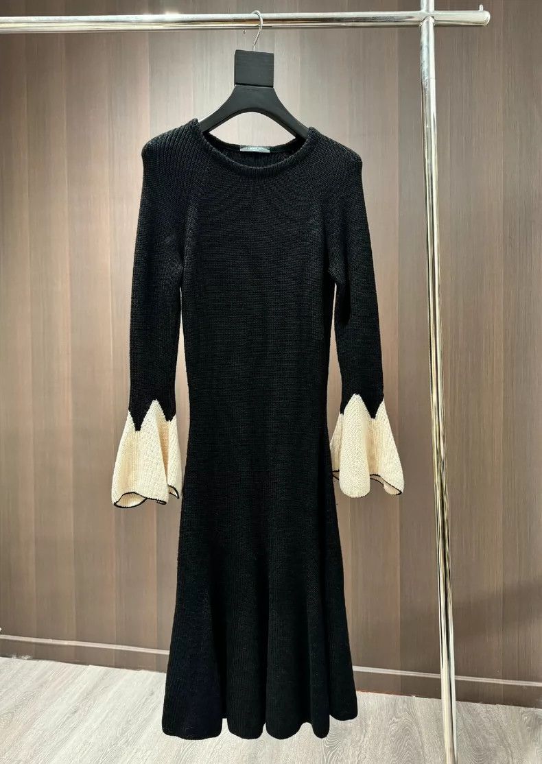 Alexander McQueen ALEXPANDED MCQUEEN Black Knit Dress with Flare Sleeves- DMC Size M / US 6-8 / IT 42-44 - 1 Thumbnail